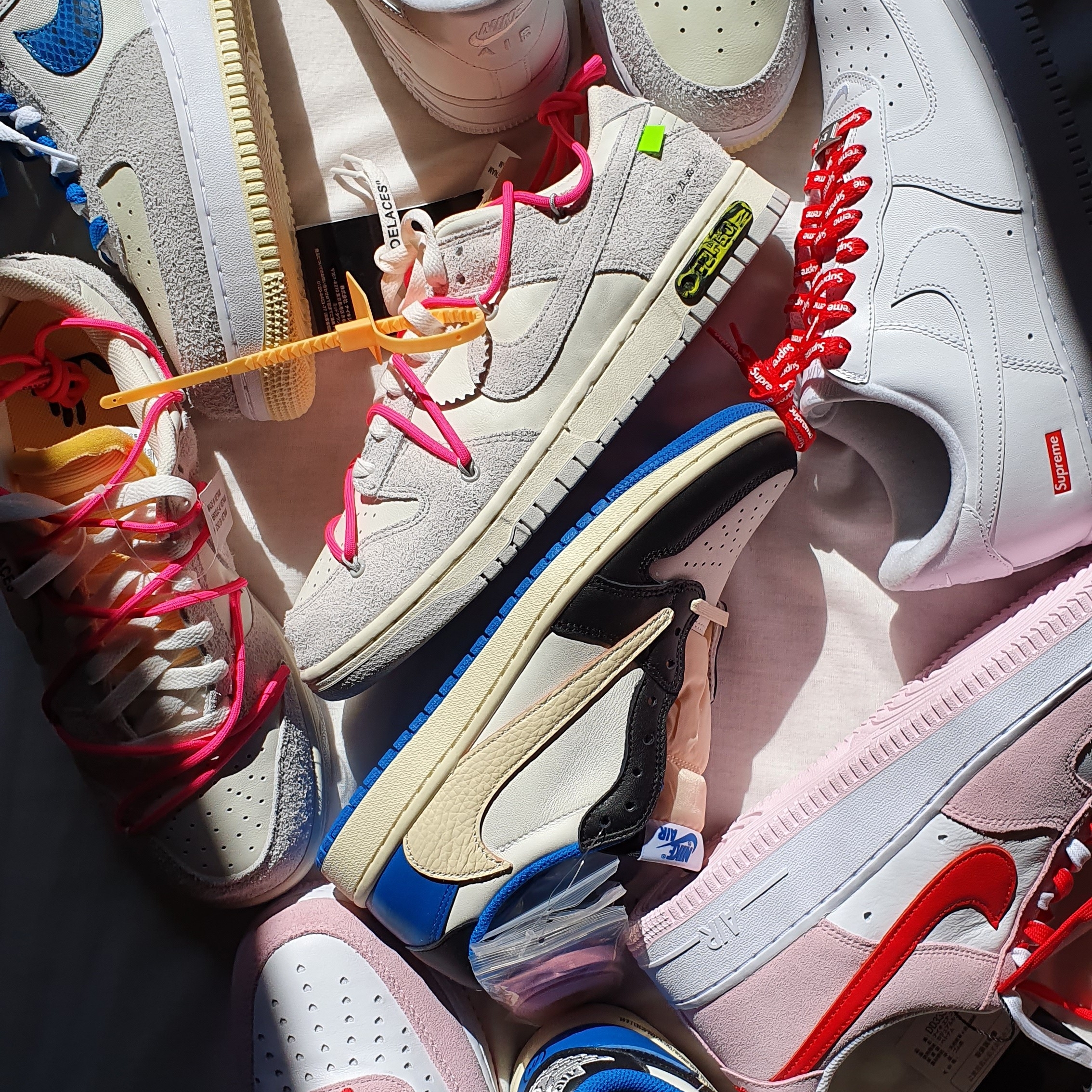 Jordan 1 x Travis Scott x Fragment Retro Low OG SP Military Blue, Nike x Off-White Dunk Low The 50 - Lot 17 착용 스타일 - 2