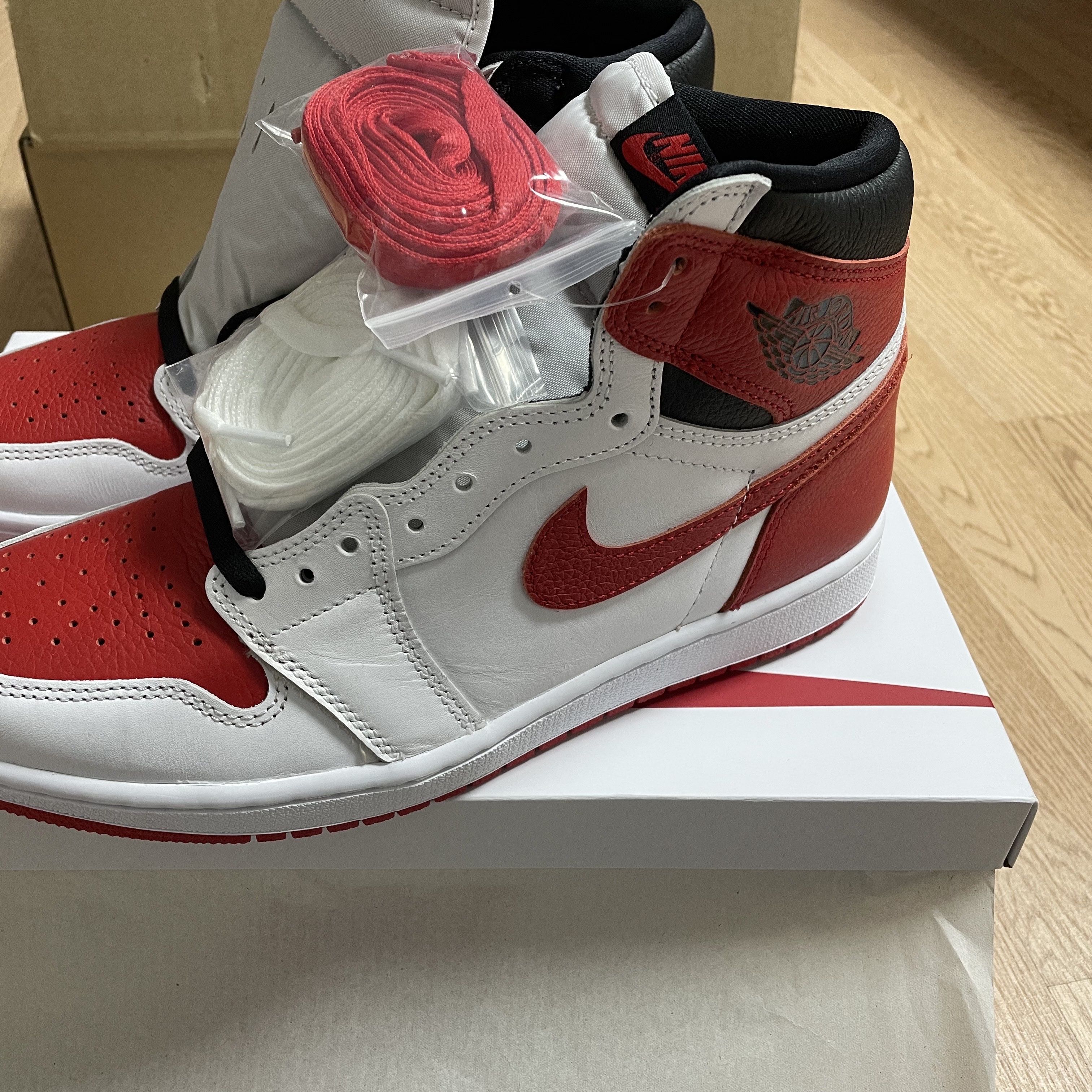 Jordan 1 Retro High OG Heritage, Rolex Submariner Date 41mm 126610LN Black Oyster 착용 스타일 - 5