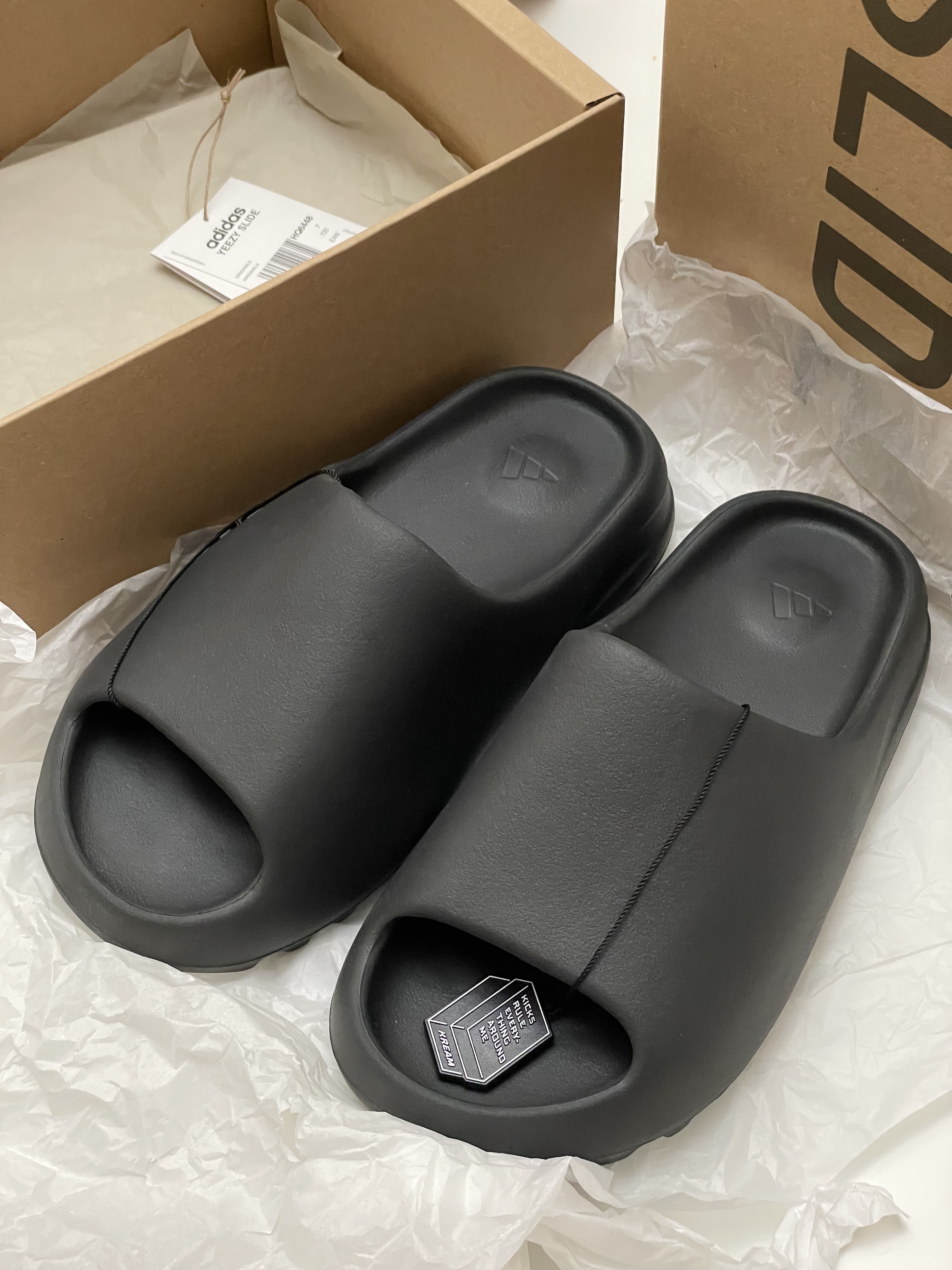 Adidas Yeezy Slide Onyx 착용 스타일
