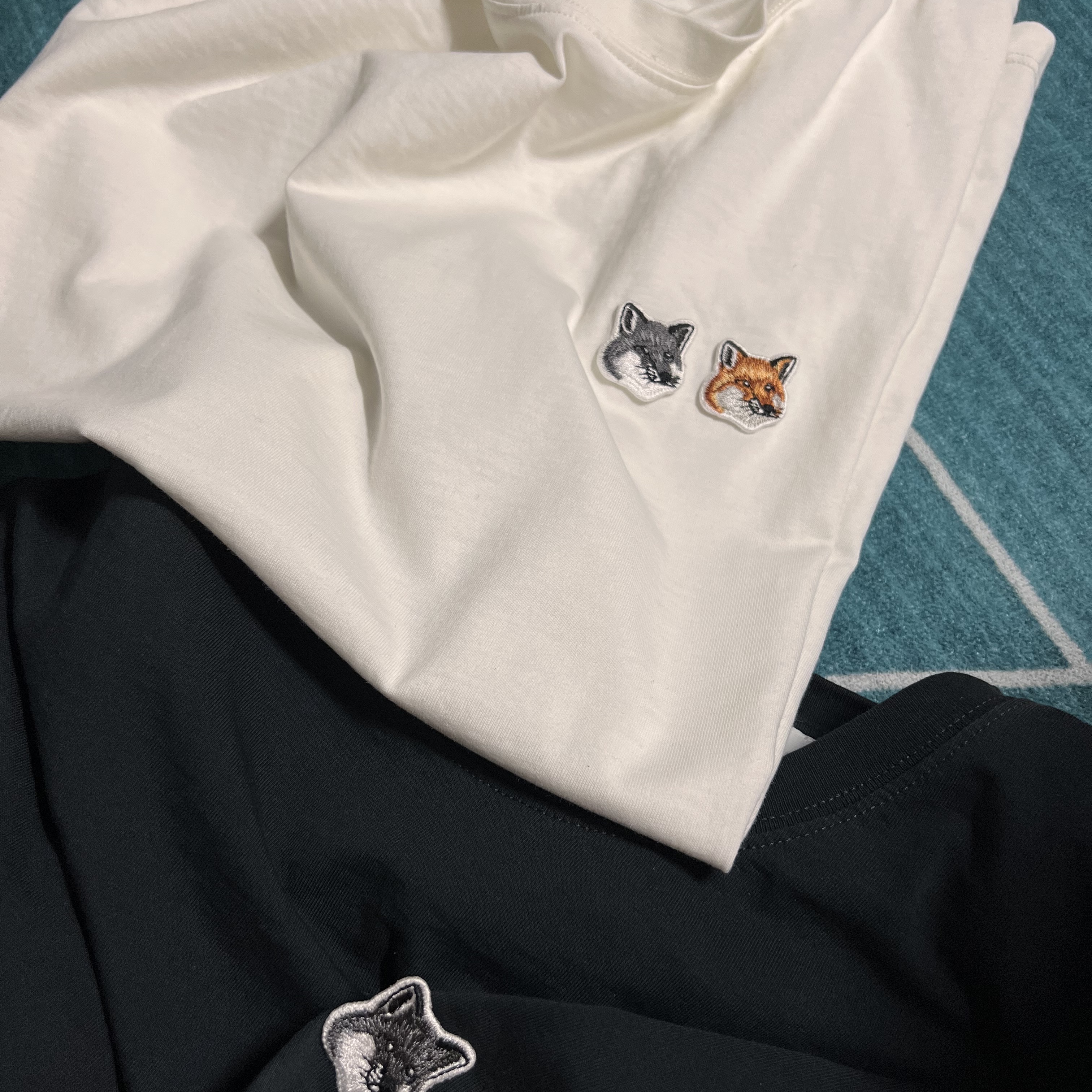 Maison Kitsune Double Fox Head Patch Classic T-Shirt Anthracite 착용 스타일 - 1