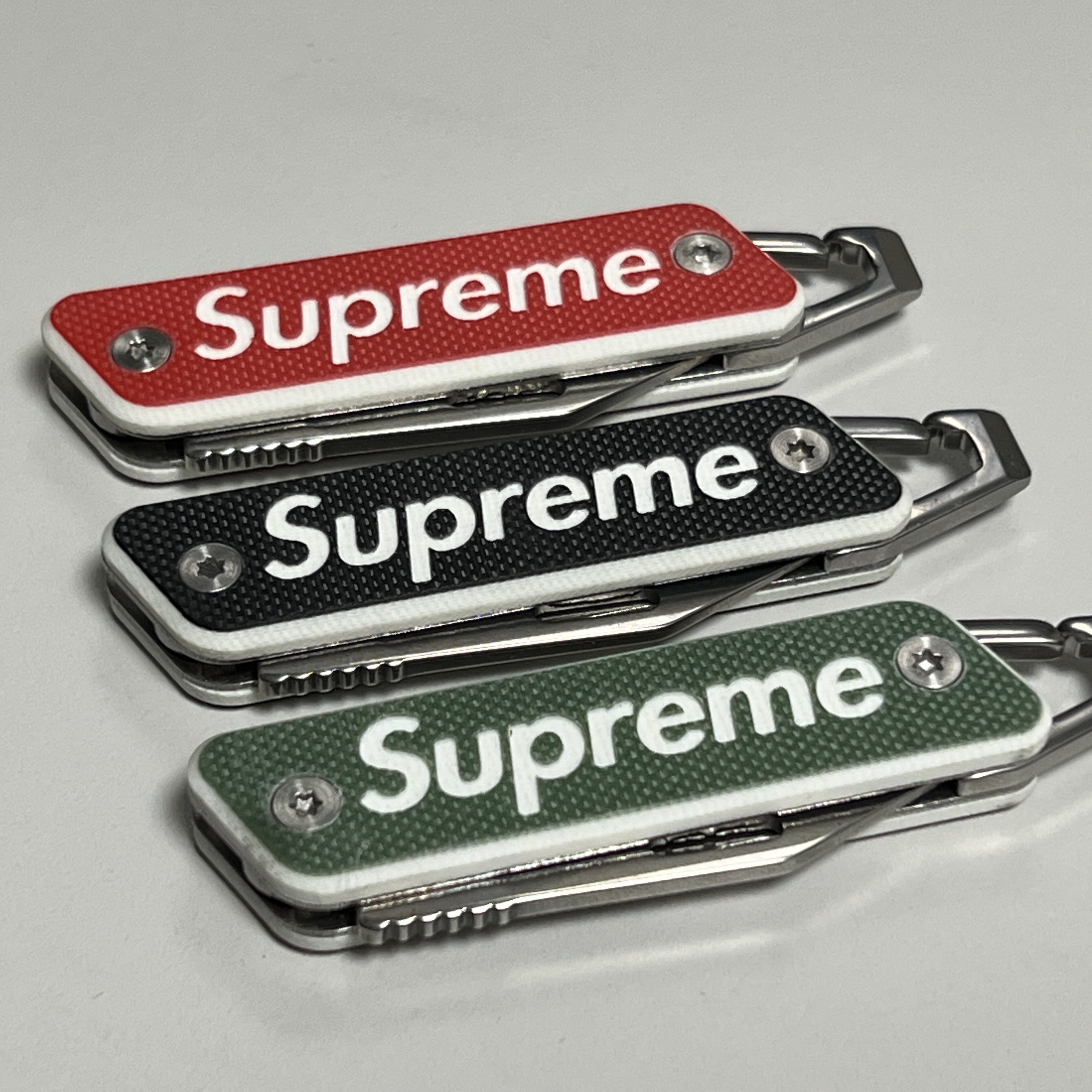 Supreme x True Modern Keychain Knife Red - 22SS, Supreme x True Modern Keychain Knife Black - 22SS 착용 스타일