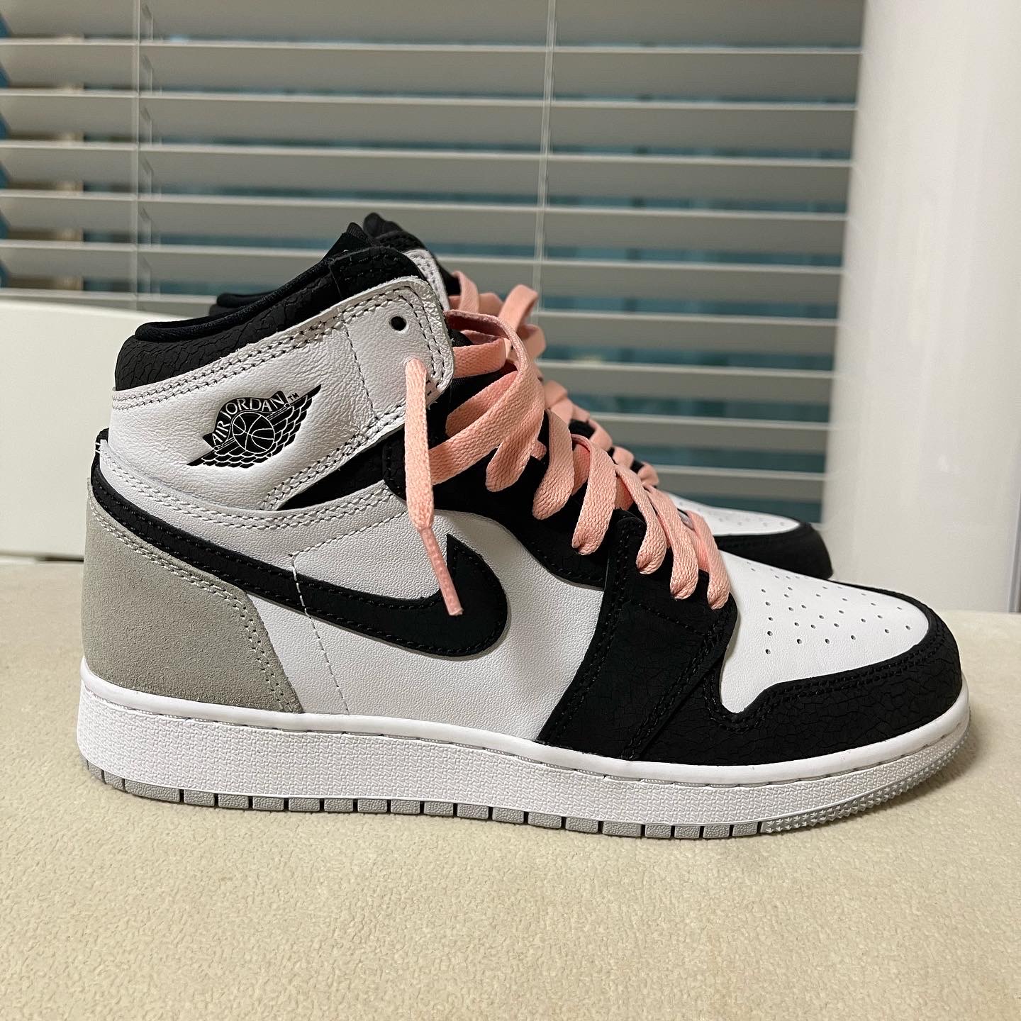 (GS) Jordan 1 Retro High OG Bleached Coral 착용 스타일 - 3