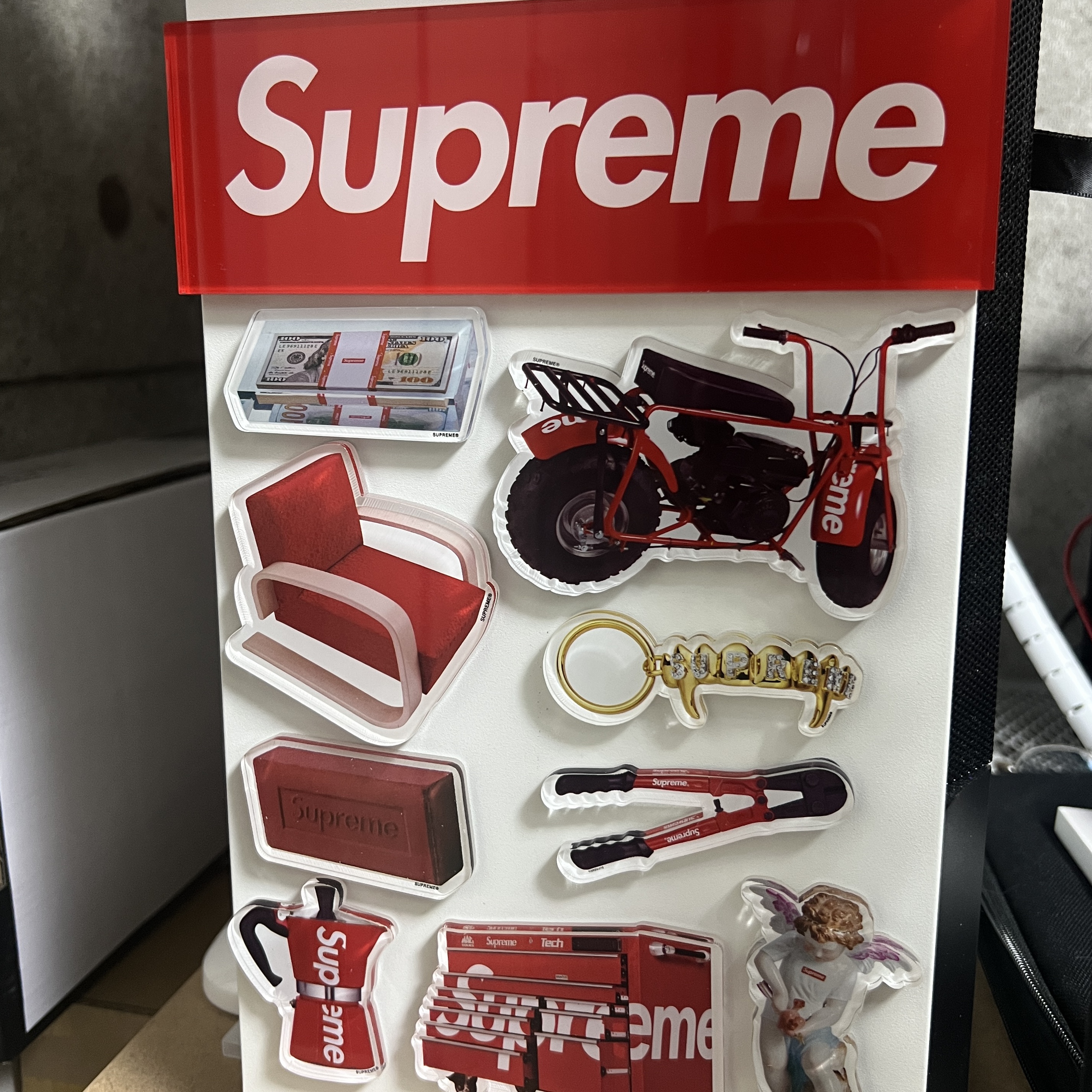 Supreme Magnets (10 Pack) 착용 스타일