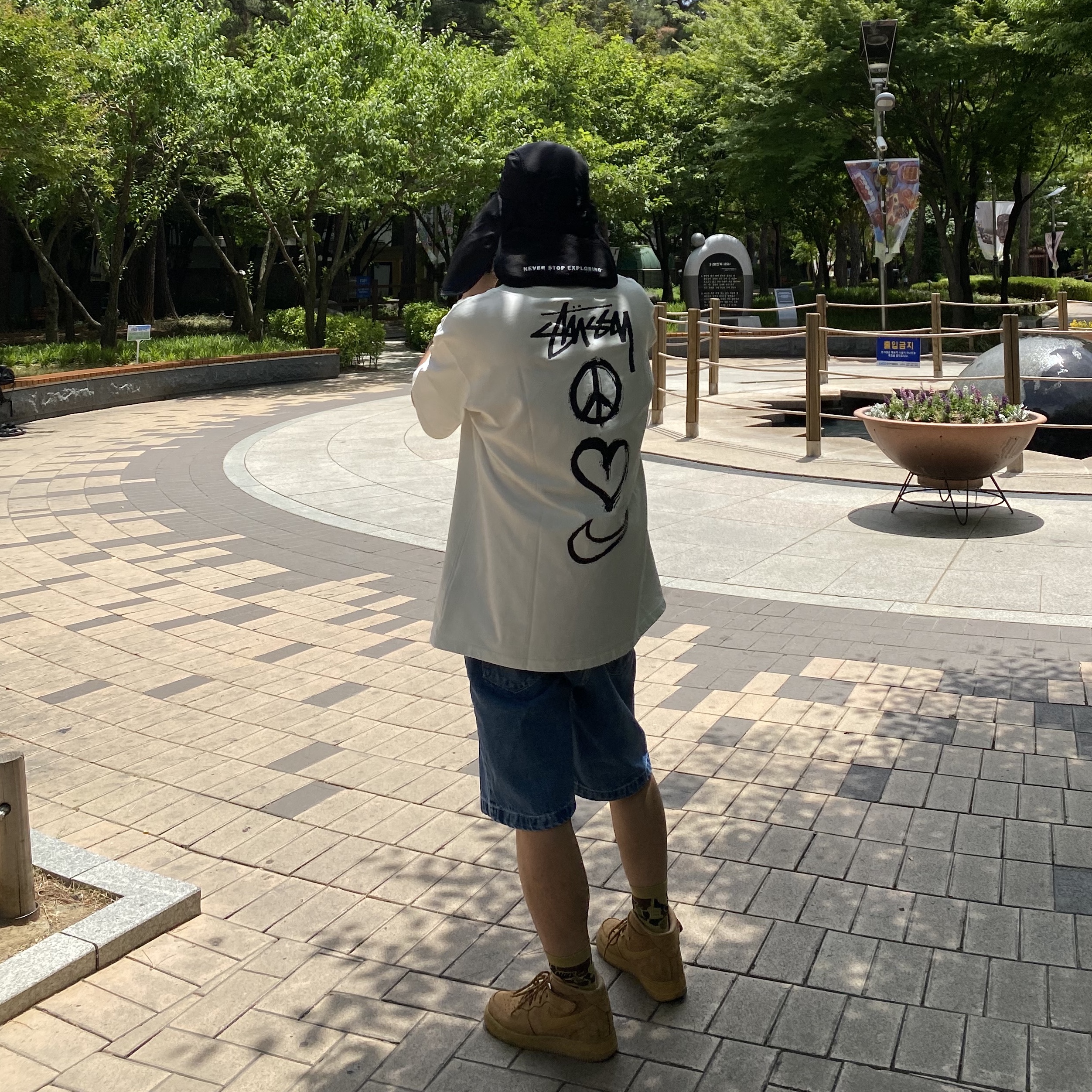 Nike x Stussy NRG RA T-Shirt Summit White (DM4942-121), Nike Air Force 1 Mid '07 WB Flax 착용 스타일