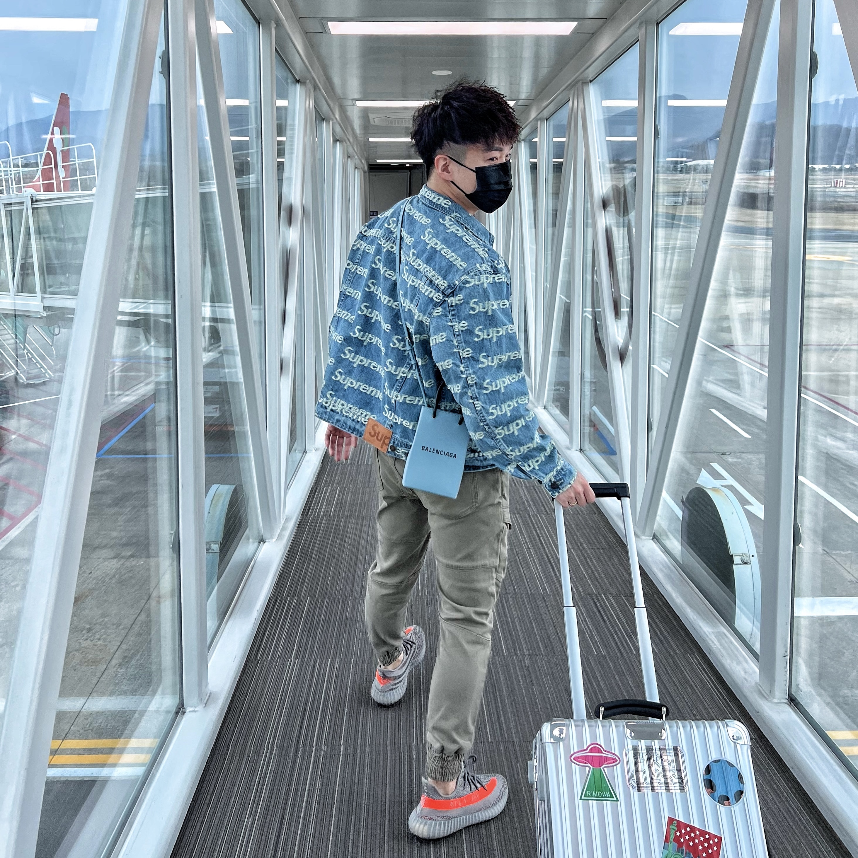 Supreme Frayed Logos Denim Trucker Jacket Blue - 21SS, Adidas Yeezy Boost 350 V2 Beluga - Reflective 착용 스타일