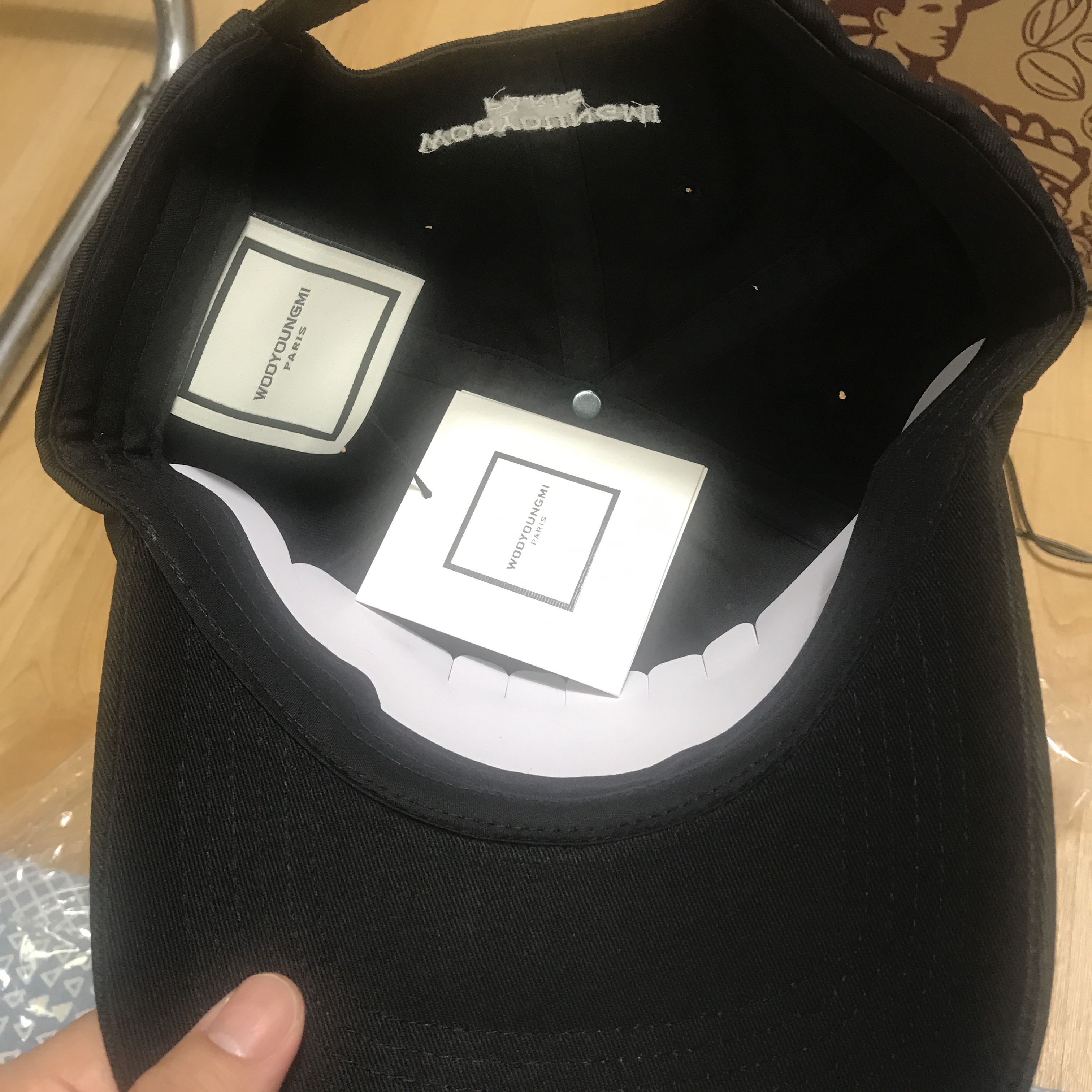 Wooyoungmi White Logo Ball Cap Black 착용 스타일 - 3