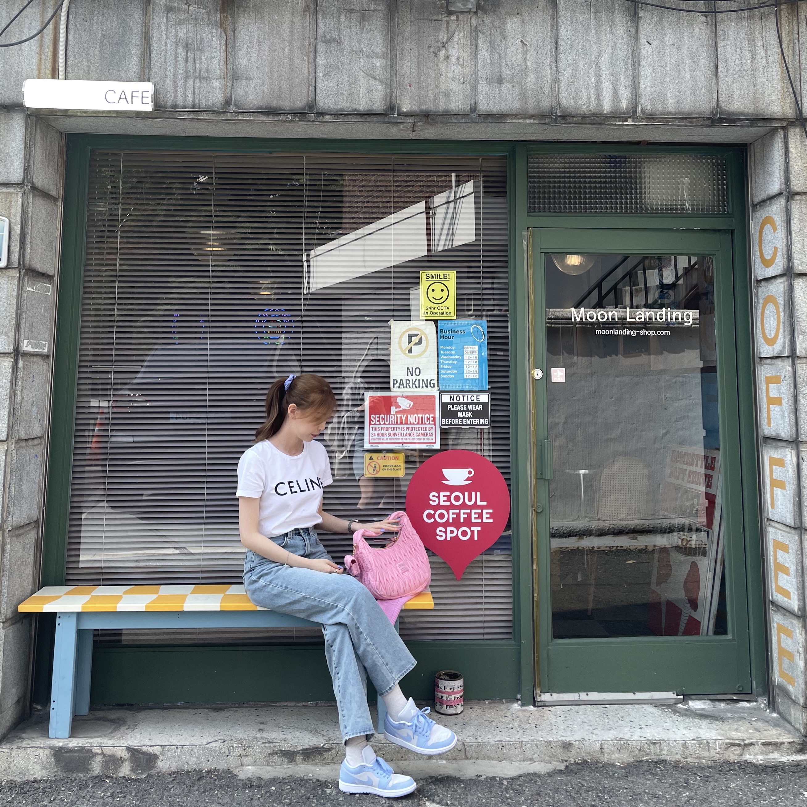 (W) Jordan 1 Low Aluminum, Miu Miu Wander Matelasse Regenerated Nylon Hobo Bag Pink 착용 스타일 - 1