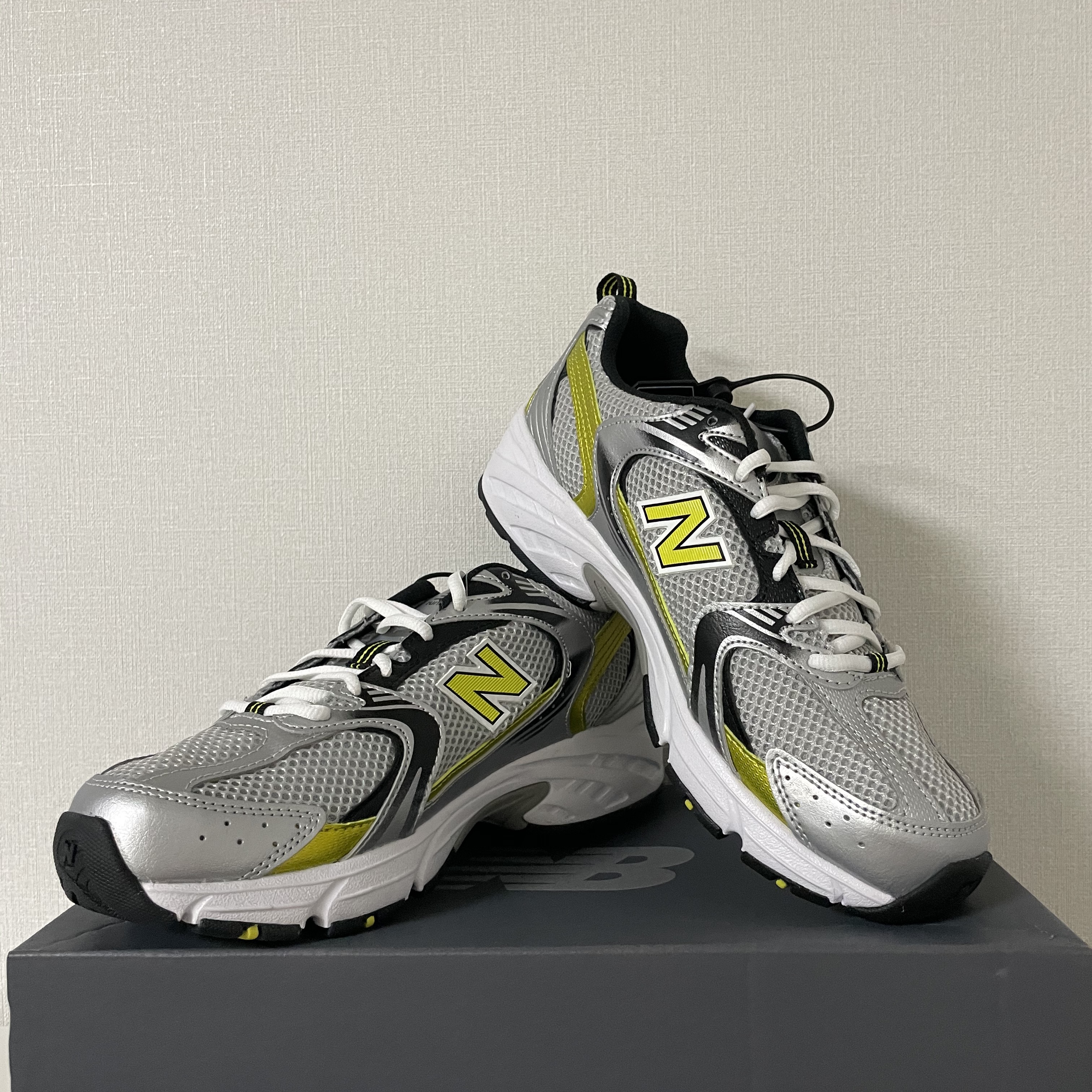 New Balance 530 Silver 착용 스타일 - 1