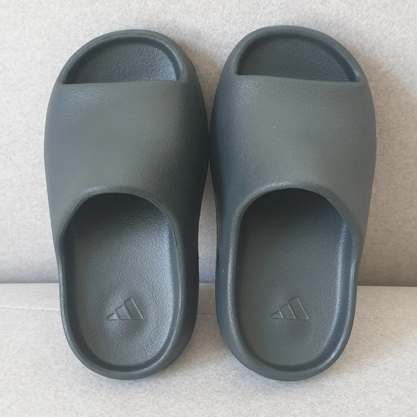 Adidas Yeezy Slide Onyx 착용 스타일 - 1