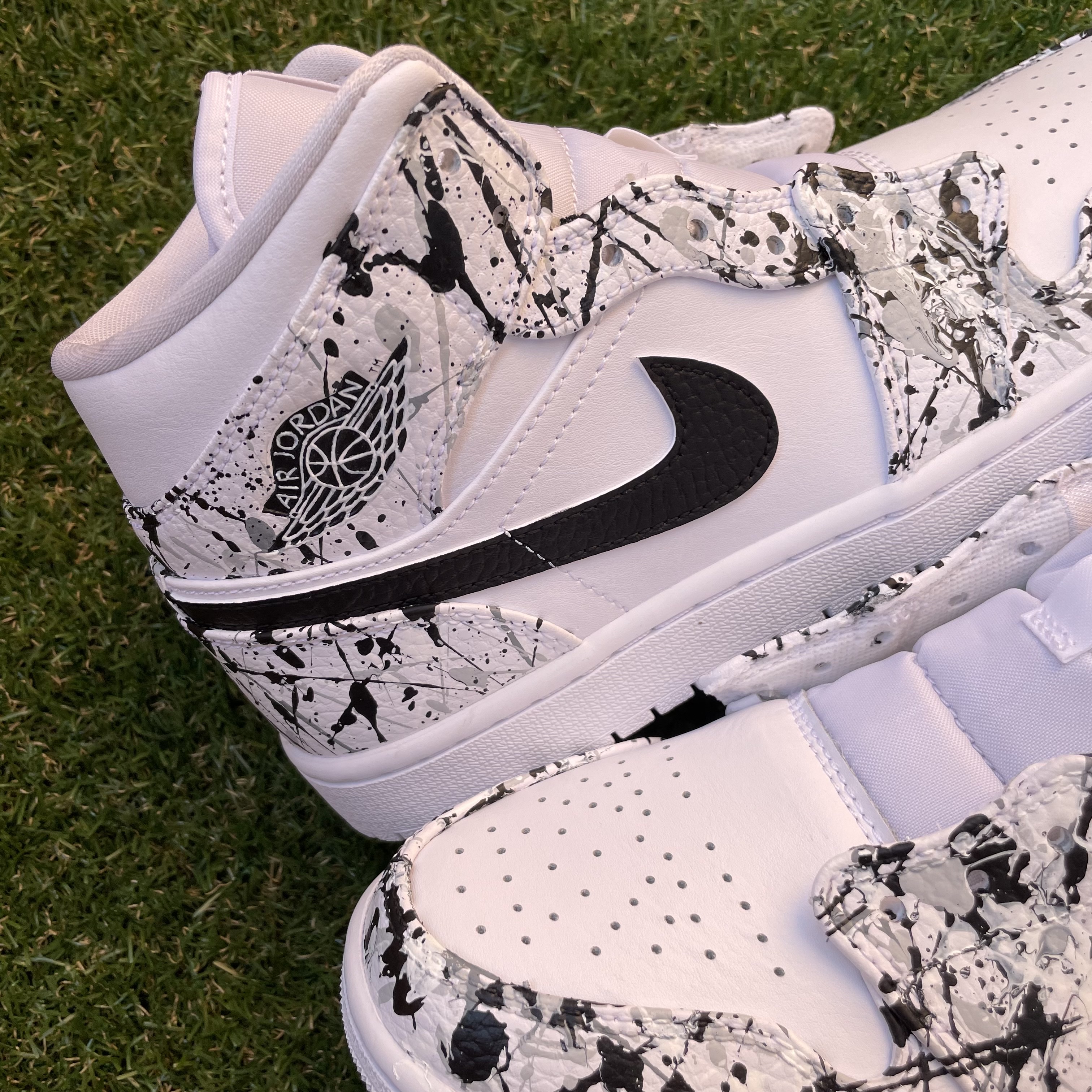 (W) Jordan 1 Mid White Snakeskin, Jordan 1 Mid Triple White 착용 스타일 - 2
