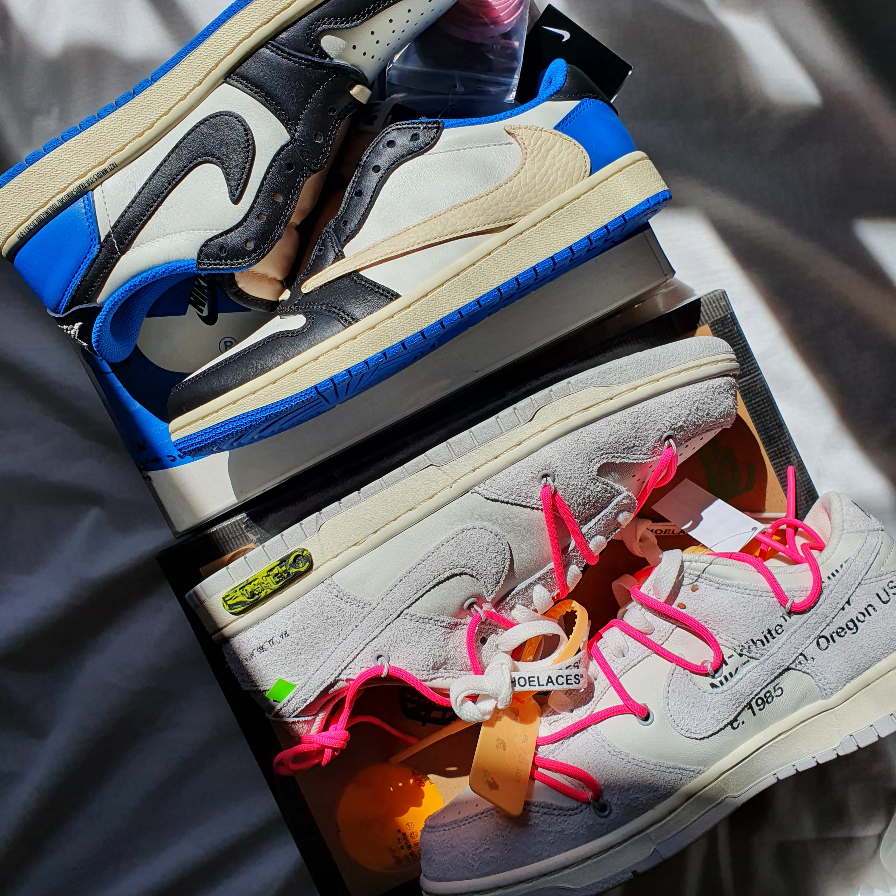 Jordan 1 x Travis Scott x Fragment Retro Low OG SP Military Blue, Nike x Off-White Dunk Low The 50 - Lot 17 착용 스타일