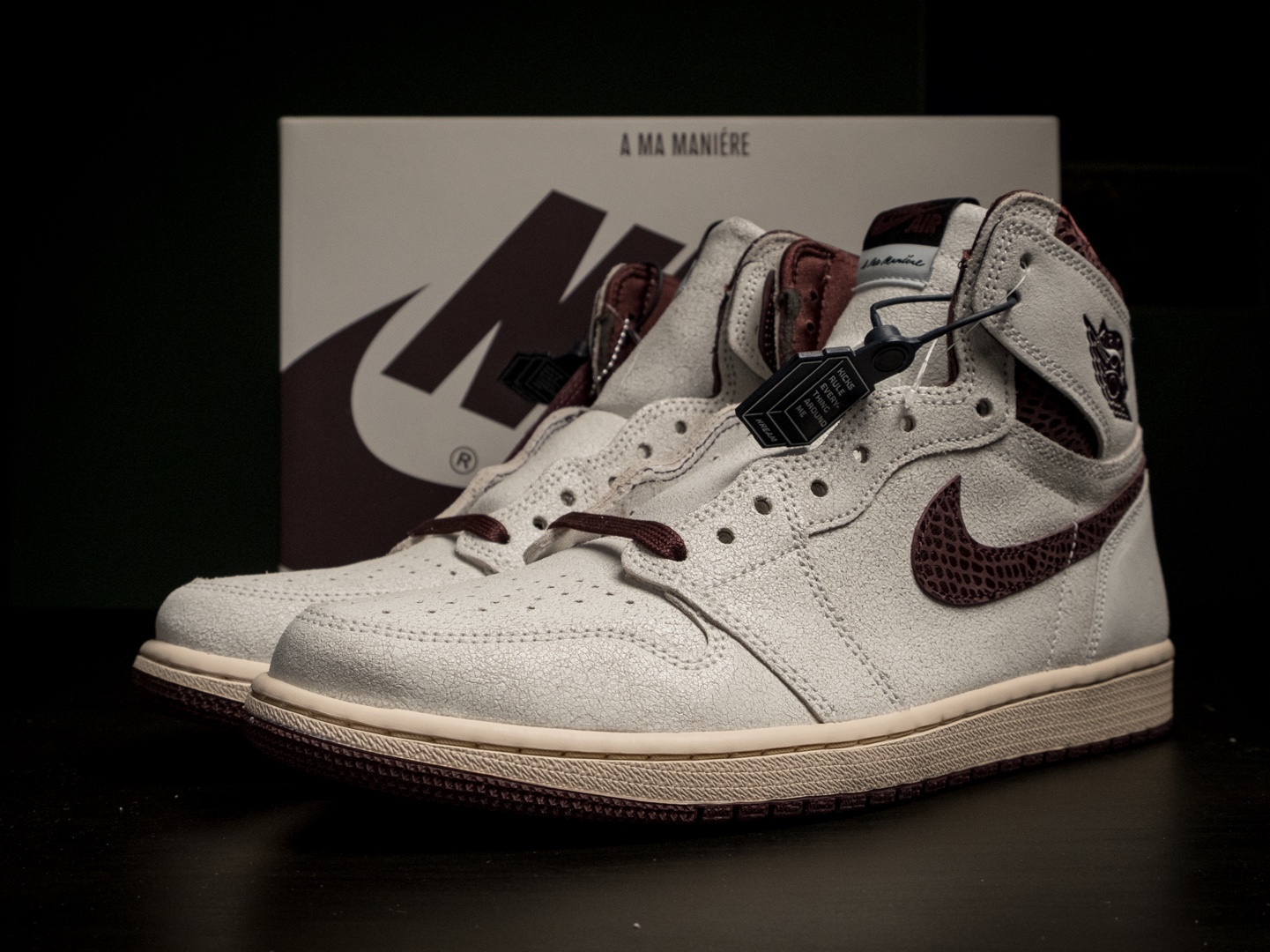 Jordan 1 x A Ma Maniere Retro High OG SP Sail and Burgundy 착용 스타일 - 1