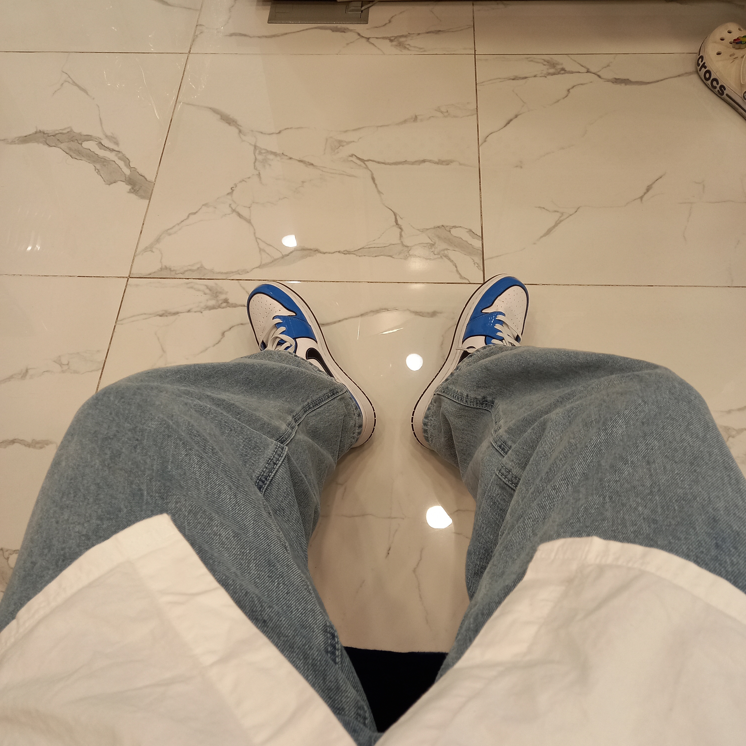 Jordan 1 Mid SE Signal Blue 착용 스타일