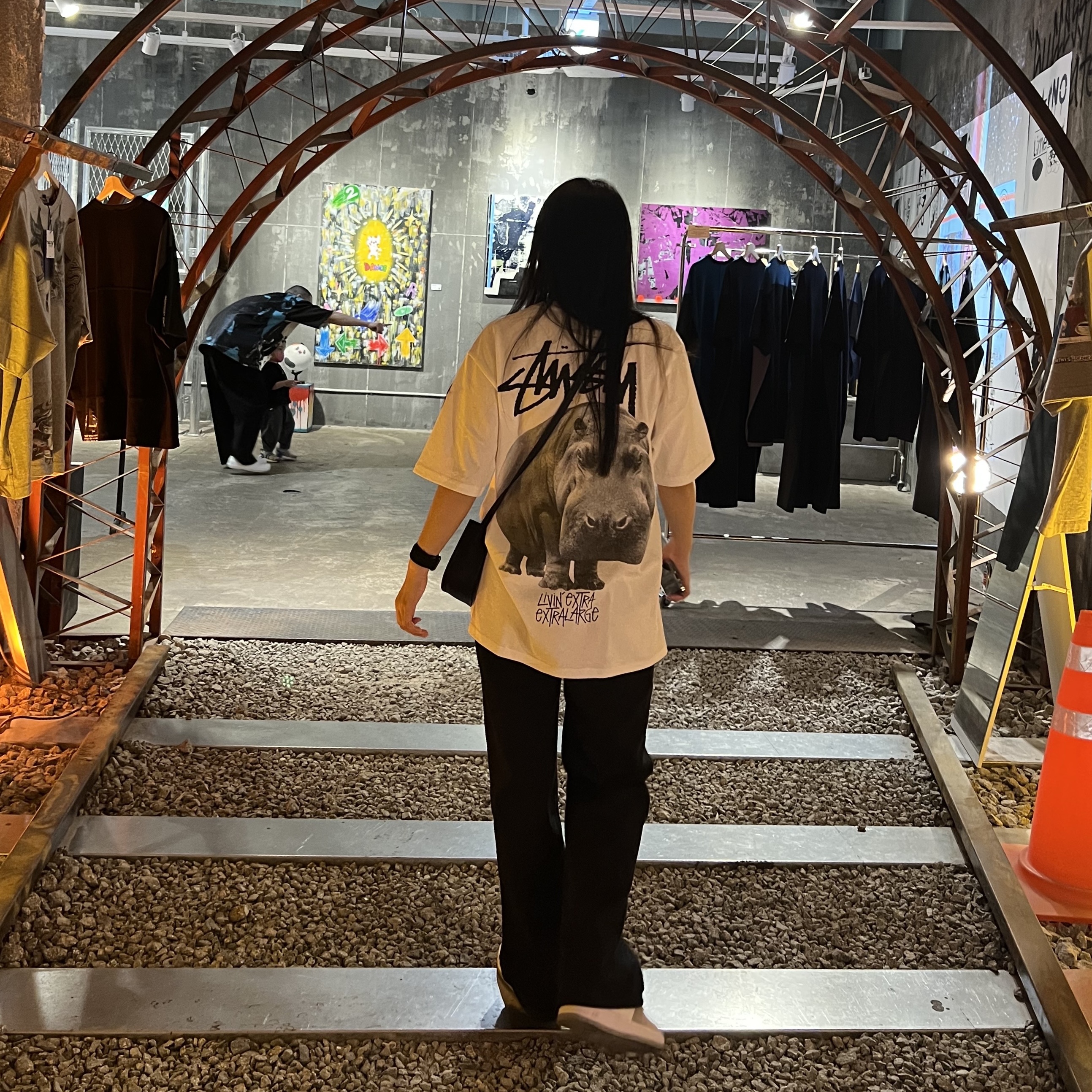 Stussy Livin' Large T-Shirt White, (GS) Nike Air Force 1 LV8 Athletic Club Light Smoke Grey Marina 착용 스타일 - 2
