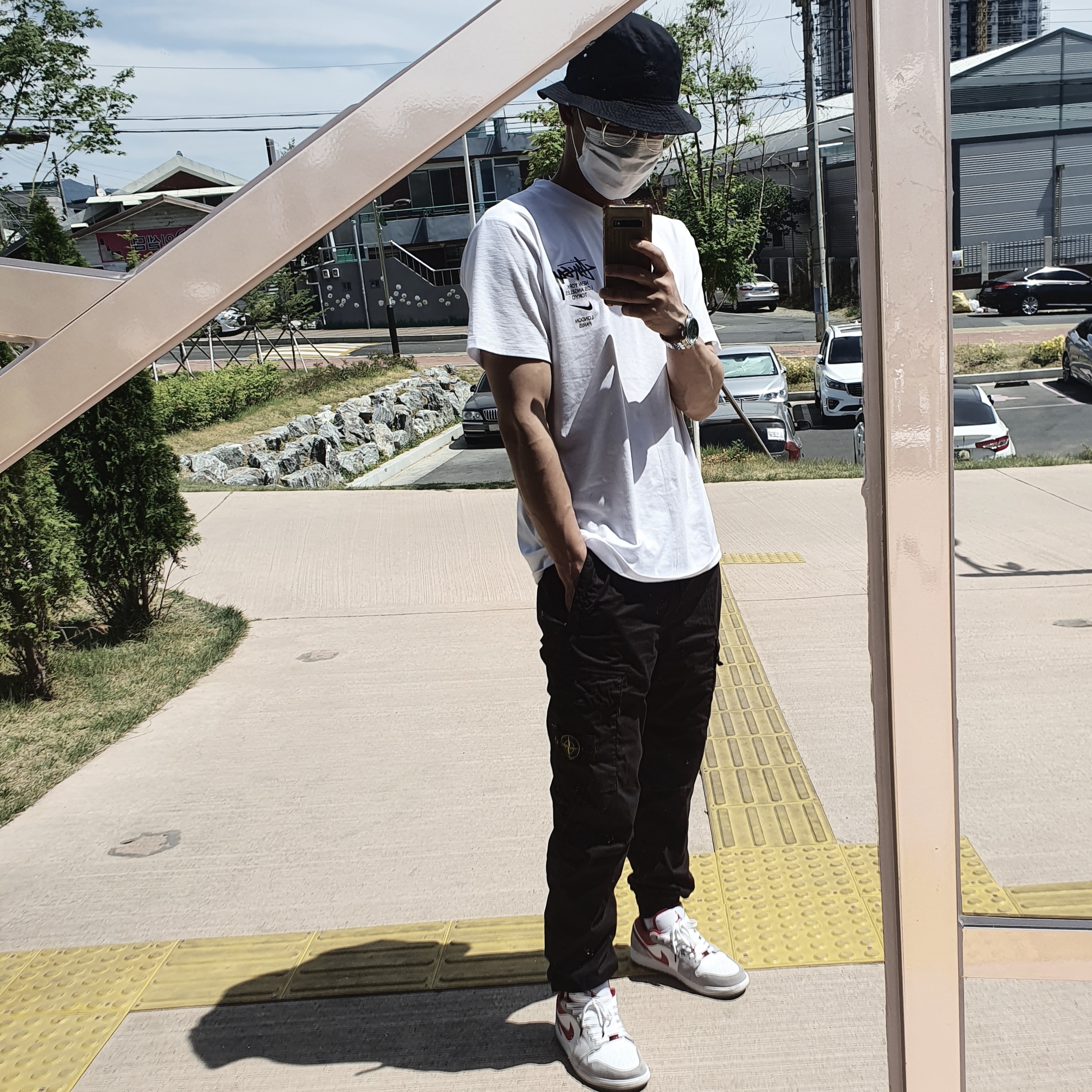 Jordan Jumpman Washed Bucket Hat Black, Stone Island 31303 Stretch Cotton Tela Paracadute Cargo Pants Black - 22SS 착용 스타일
