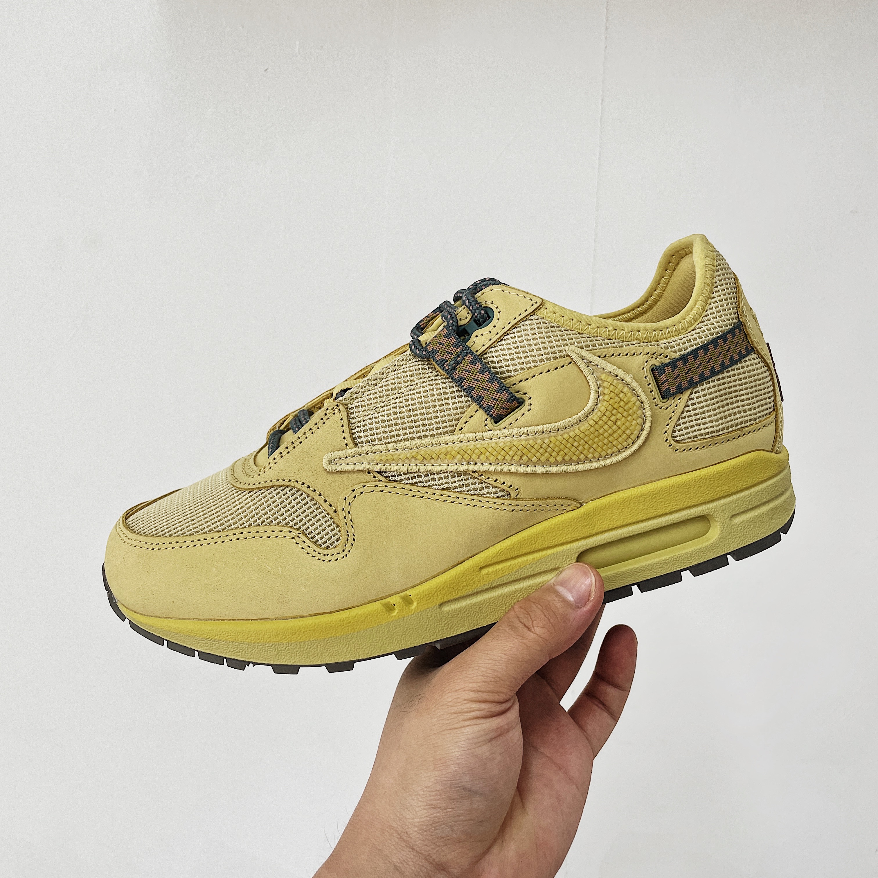 Nike x Travis Scott Air Max 1 Cact.us Gold 착용 스타일