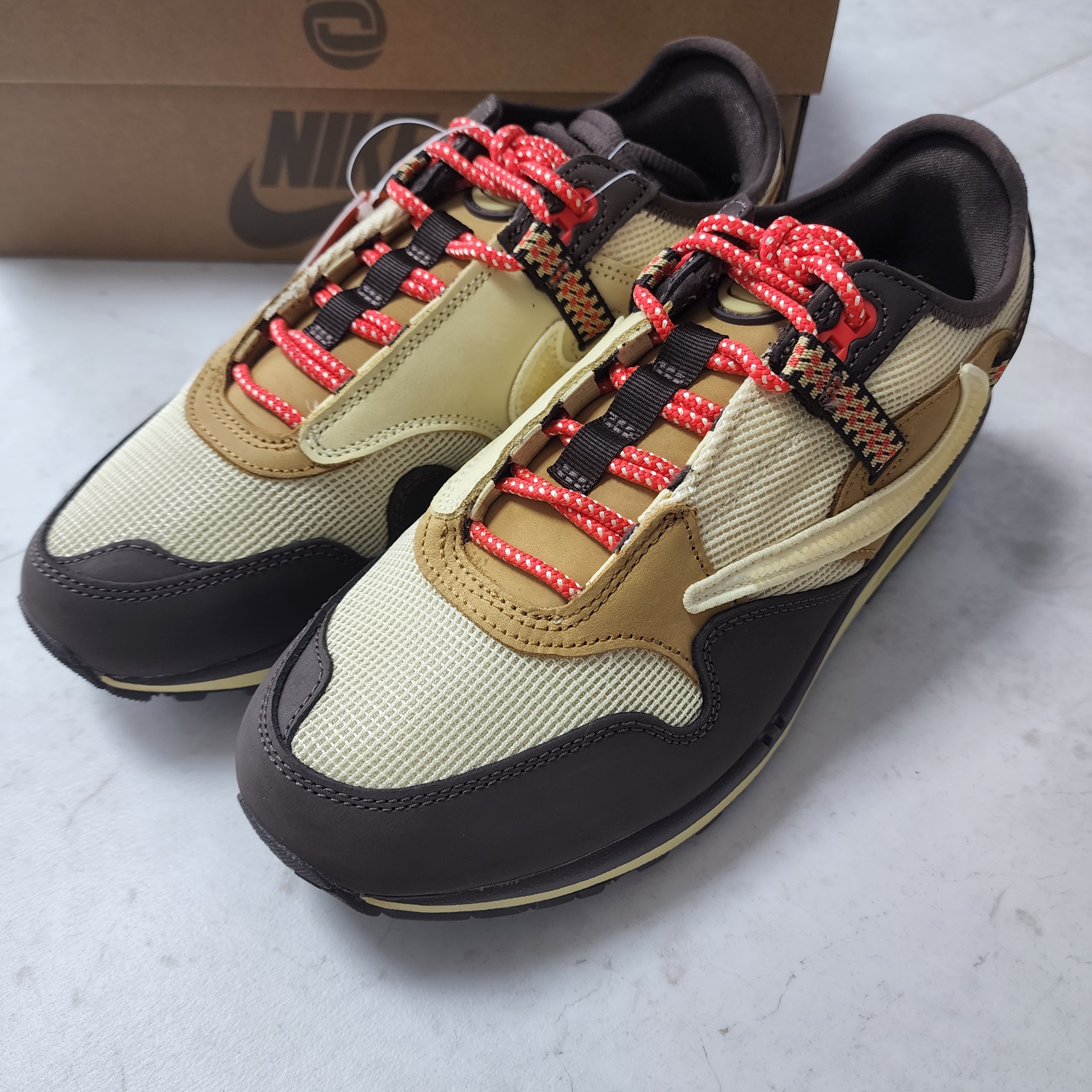 Nike x Travis Scott Air Max 1 Cact.us Brown 착용 스타일 - 1
