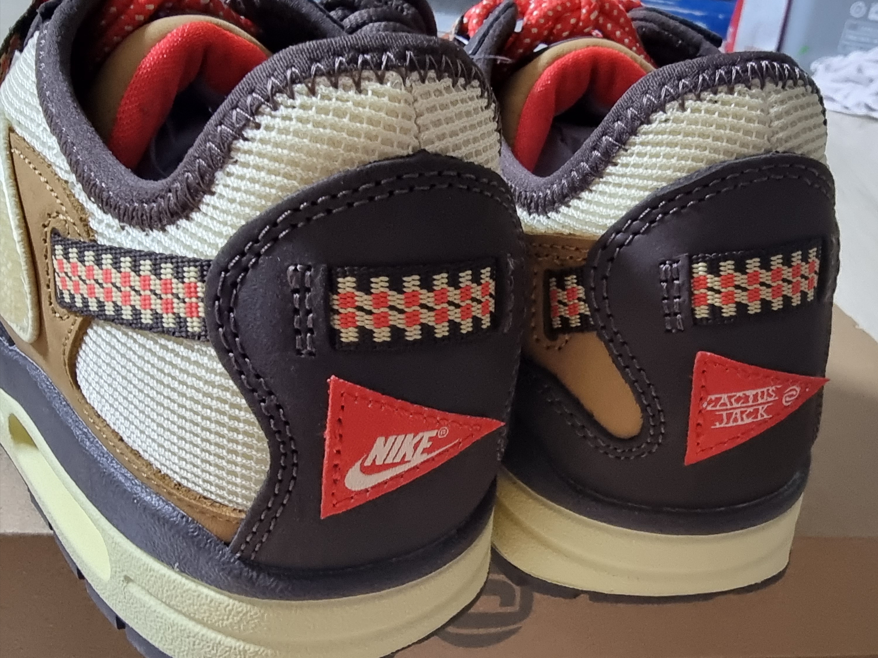 Nike x Travis Scott Air Max 1 Cact.us Brown 착용 스타일 - 3