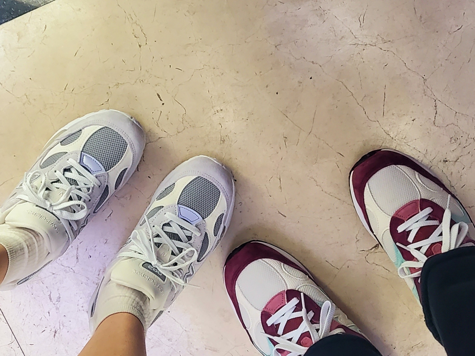 New Balance x Kith 992 Made in USA Kithmas Burgundy Reef, New Balance 992 Made in USA White Silver 착용 스타일 - 2