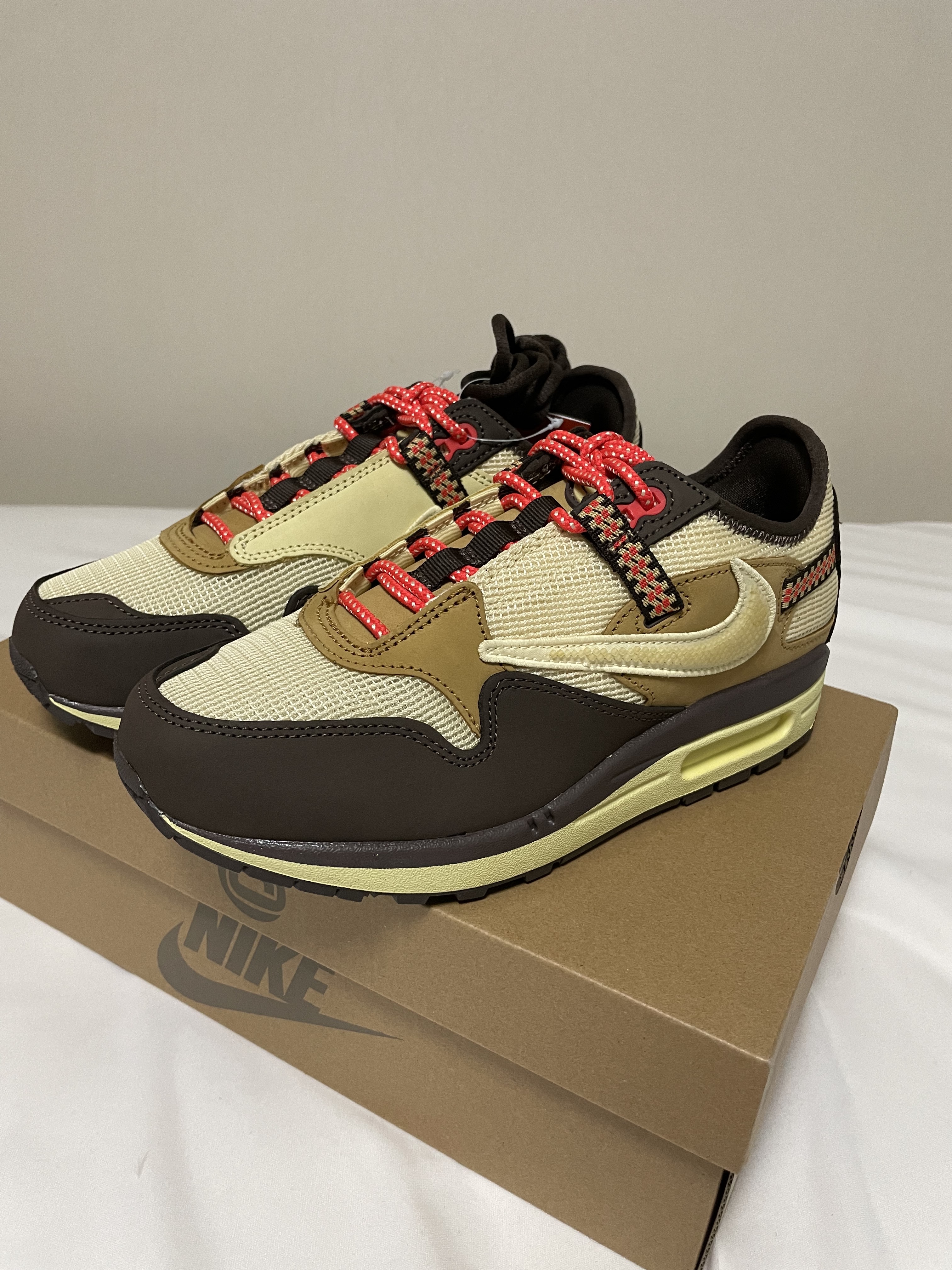 Nike x Travis Scott Air Max 1 Cact.us Brown 착용 스타일 - 3