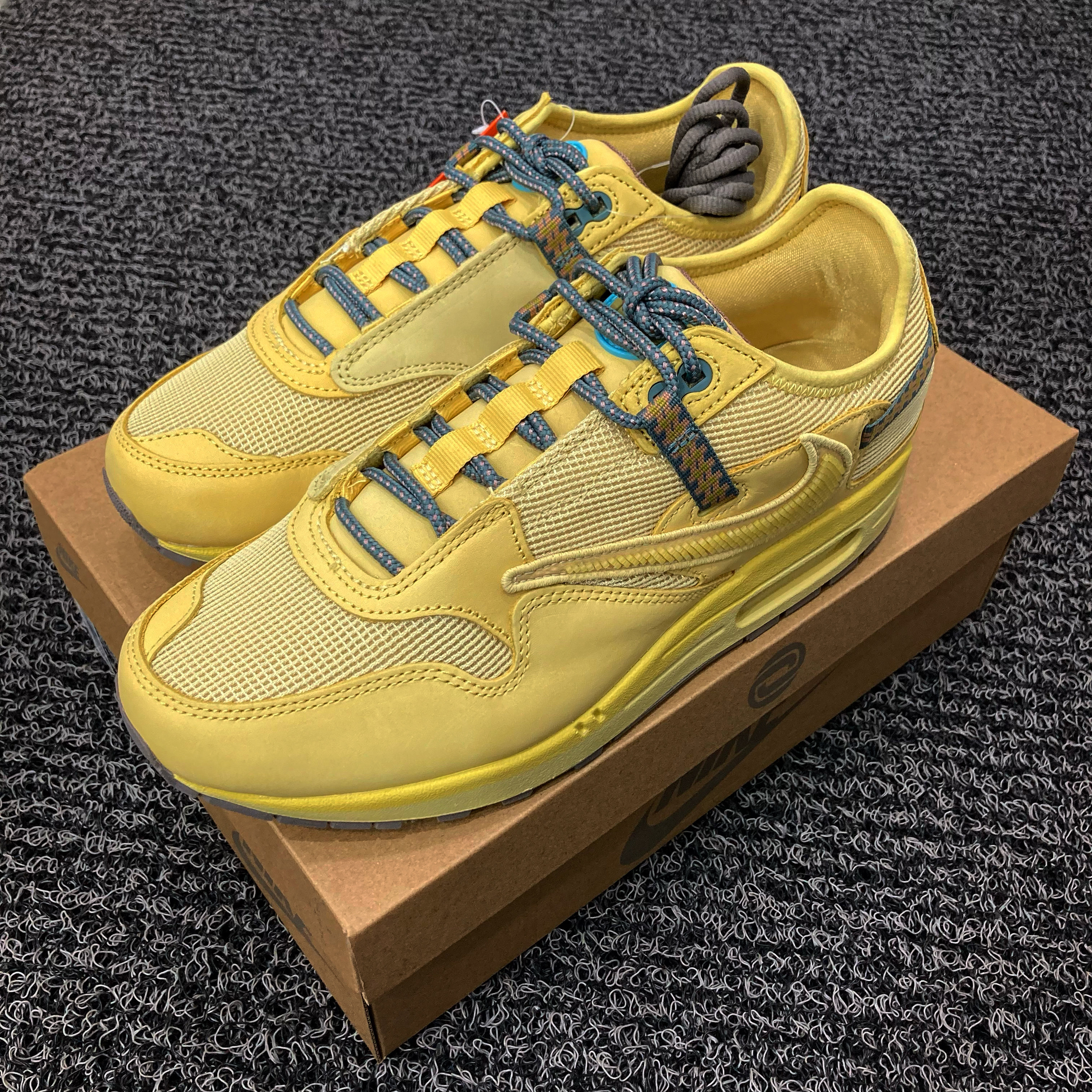 Nike x Travis Scott Air Max 1 Cact.us Gold 착용 스타일