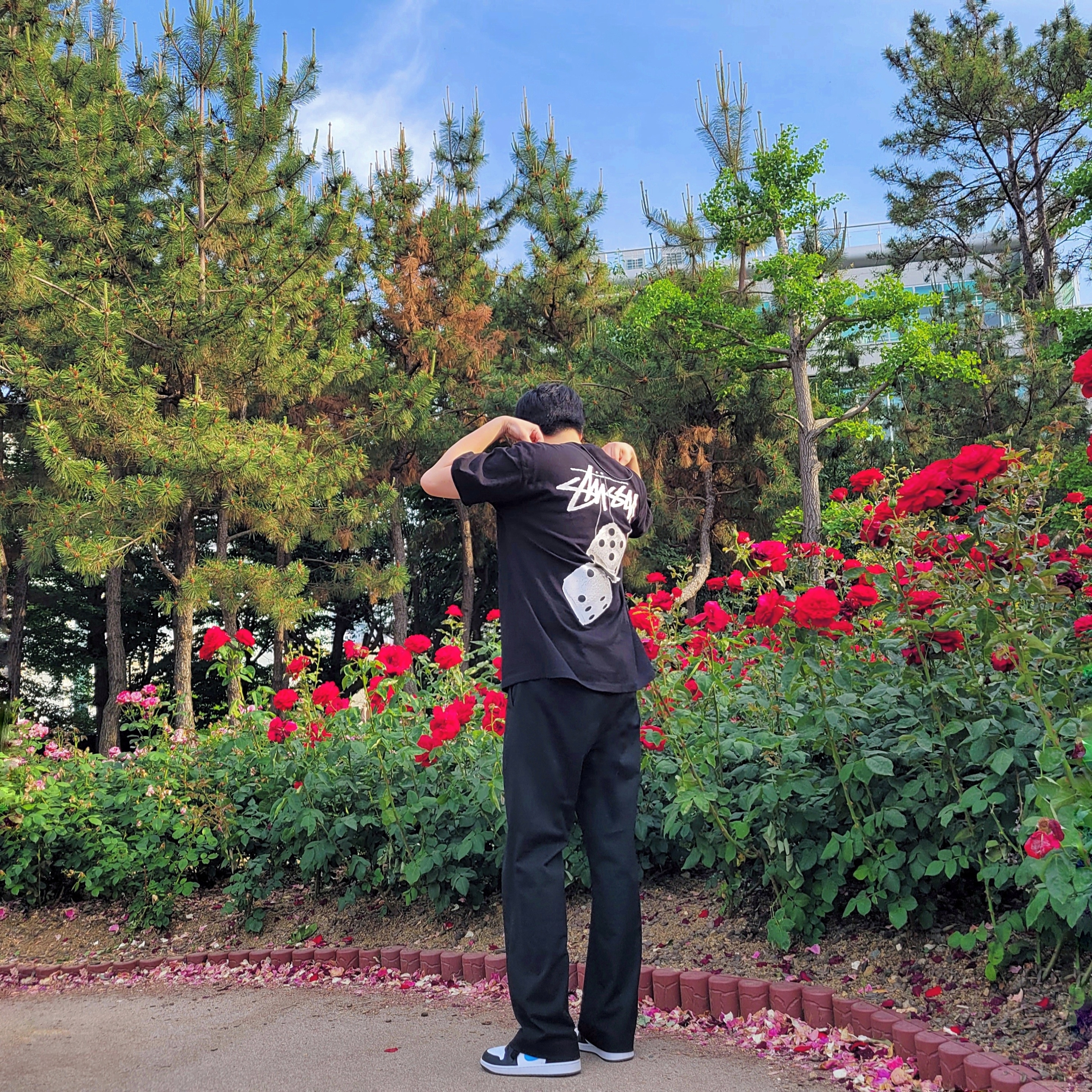 Stussy Fuzzy Dice T-Shirt Black, (W) Jordan 1 Low Black University Blue 착용 스타일 - 5
