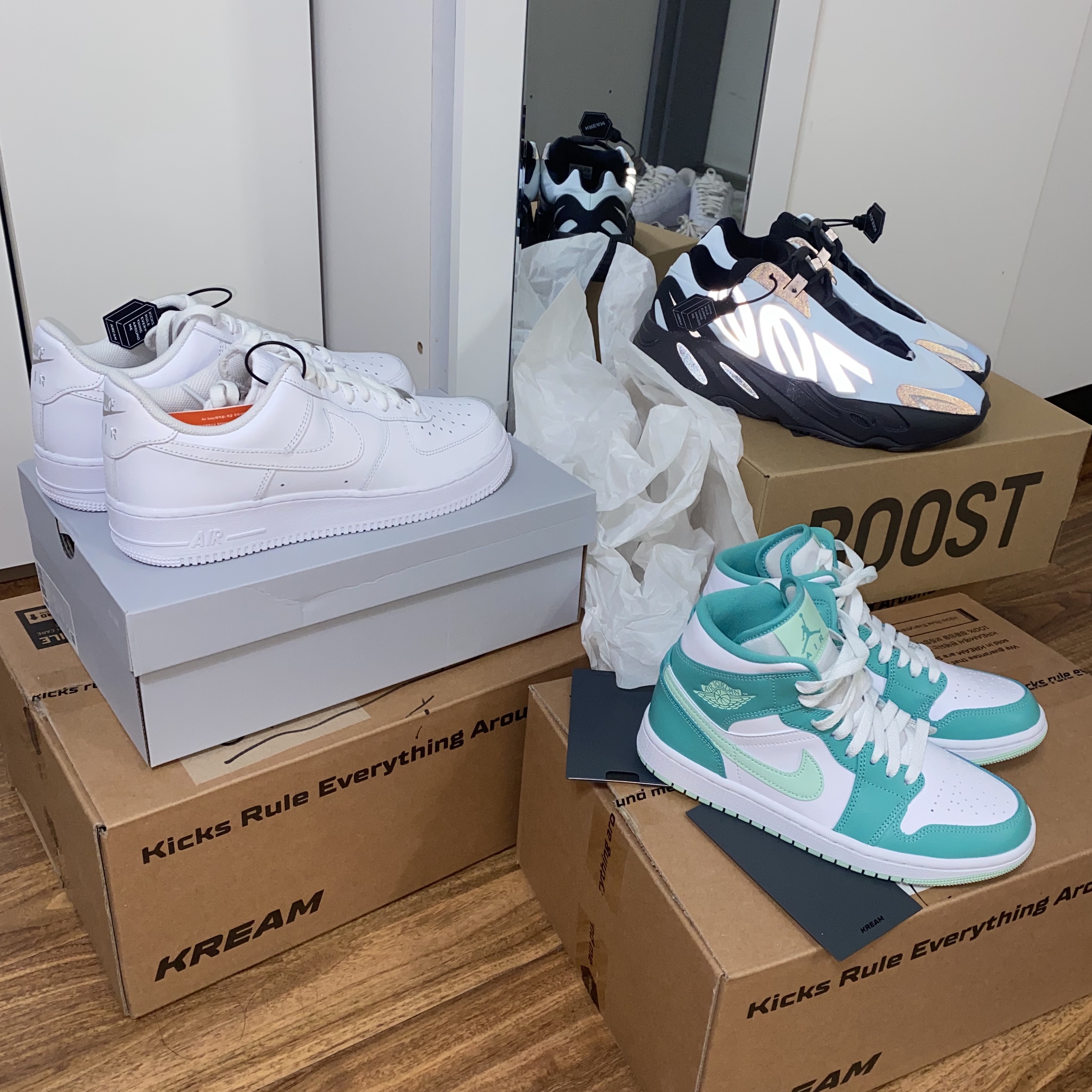 Nike Air Force 1 '07 Low White, Adidas Yeezy Boost 700 MNVN Blue Tint 착용 스타일