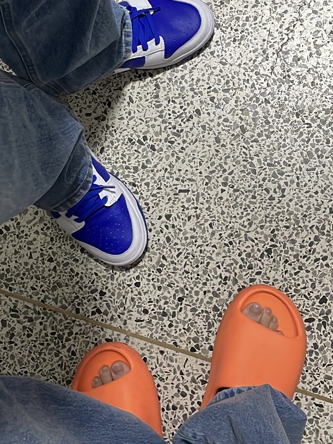 Adidas Yeezy Slide Enflame Orange, Nike Dunk Low Retro Racer Blue and White 착용 스타일