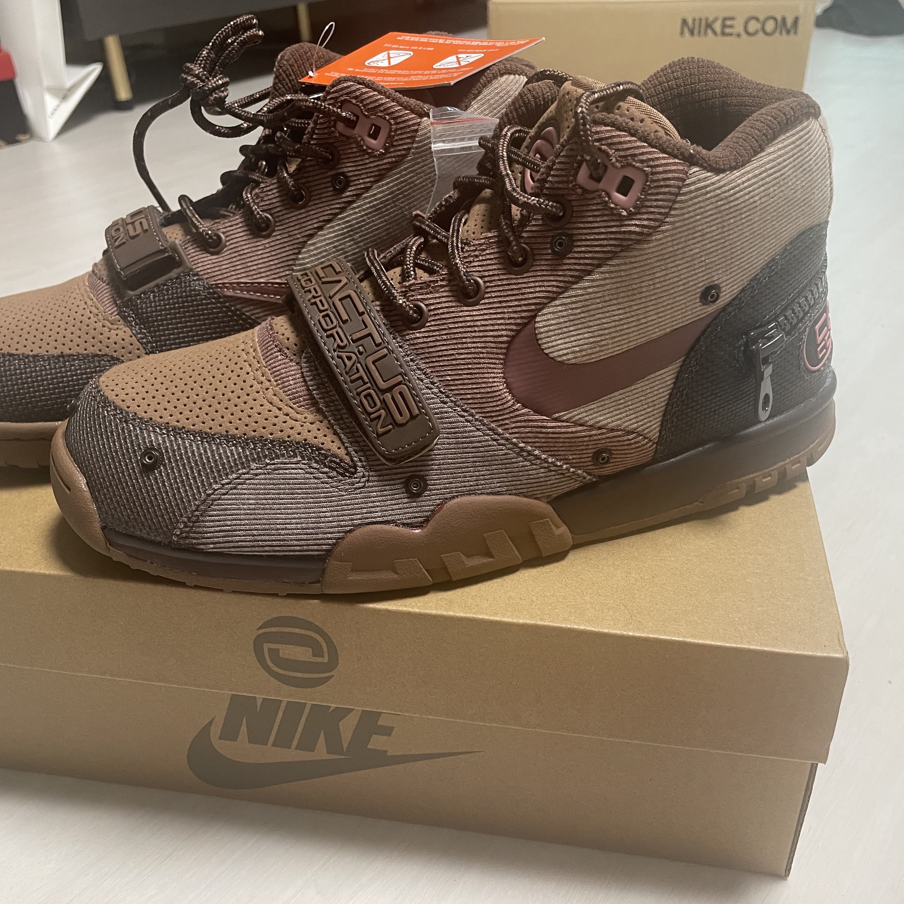 Nike x Travis Scott Air Trainer 1 Archaeo Brown and Rust Pink 착용 스타일 - 3