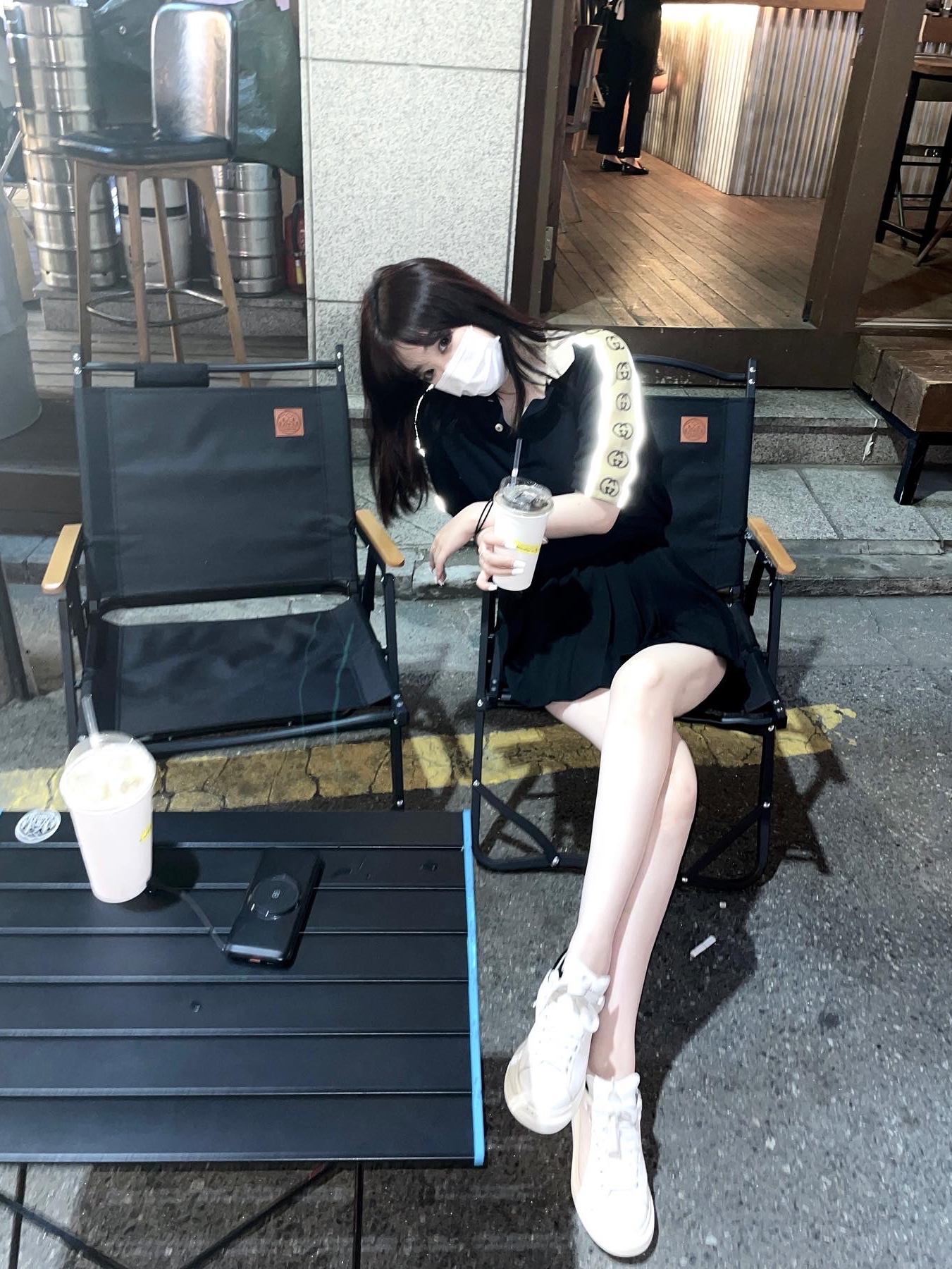(W) Alexander McQueen Oversized Sneakers White Black 착용 스타일 - 3
