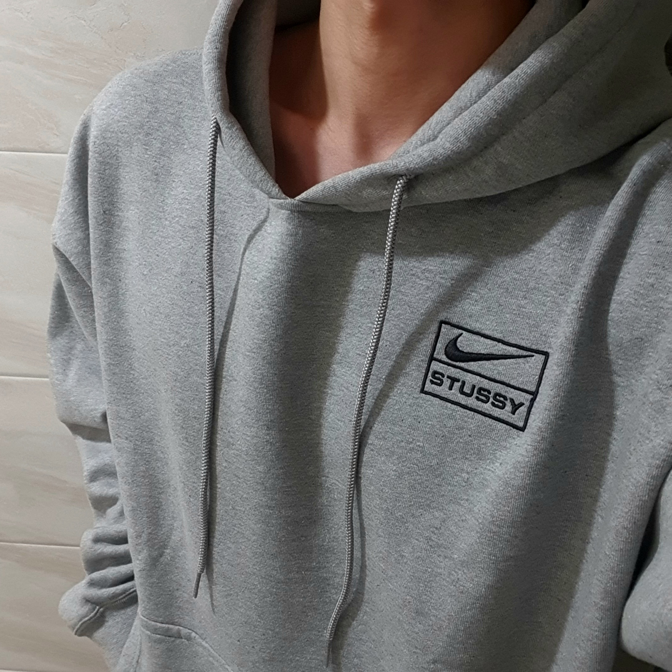 Nike x Stussy NRG RA Fleece Pants Dark Grey Heather (DJ9490-063), Nike x Stussy NRG RA Pullover Hoodie Dark Grey Heather (DJ9488-063) 착용 스타일 - 2
