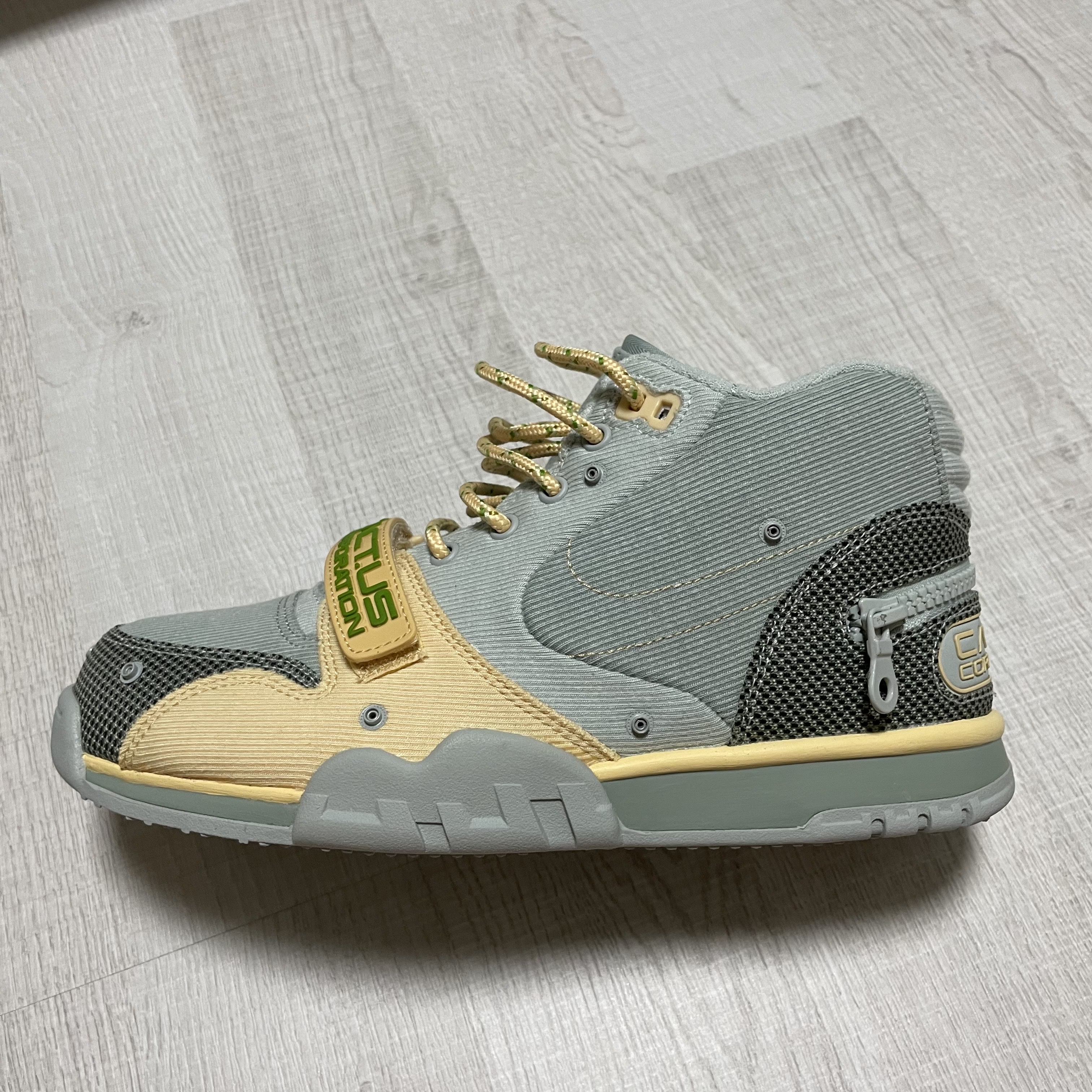 Nike x Travis Scott Nike Air Trainer 1 Grey Haze and Dusty Sage 착용 스타일 - 2