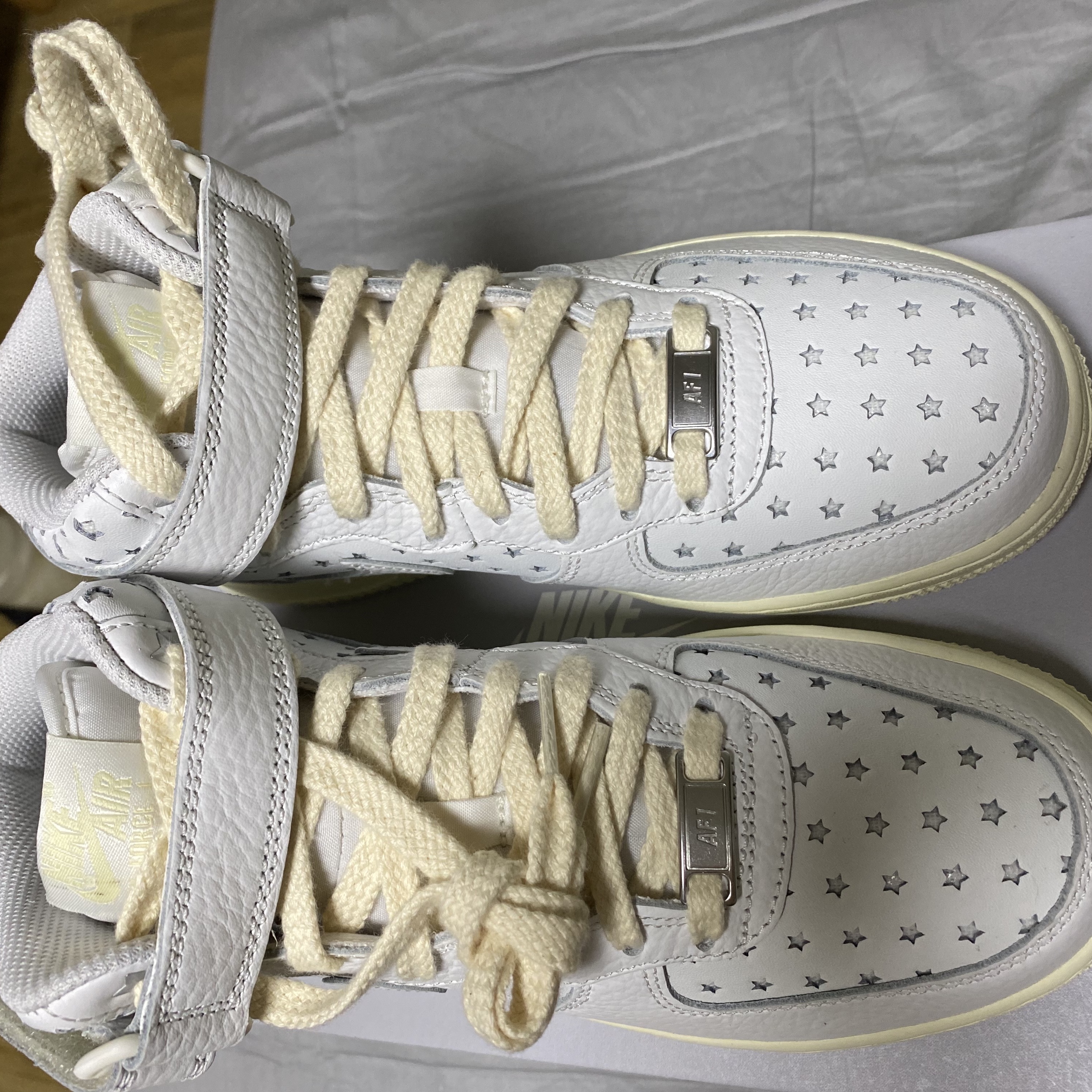(W) Nike Air Force 1 Mid Summit White and Coconut Milk 착용 스타일 - 2