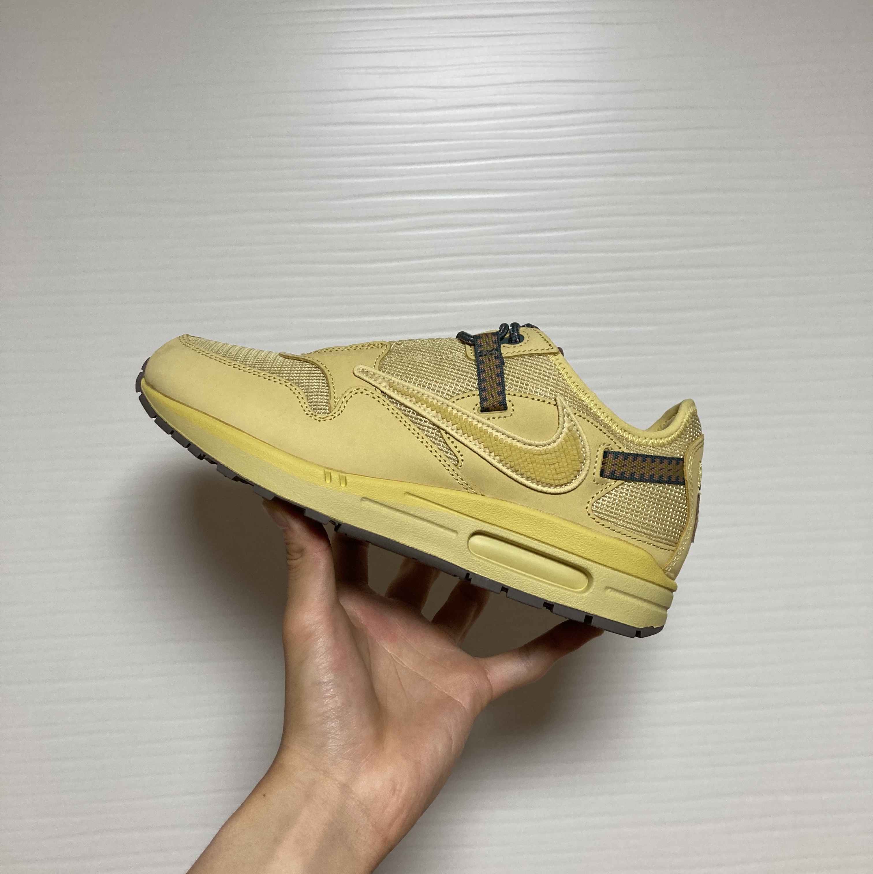 Nike x Travis Scott Air Max 1 Cact.us Gold 착용 스타일