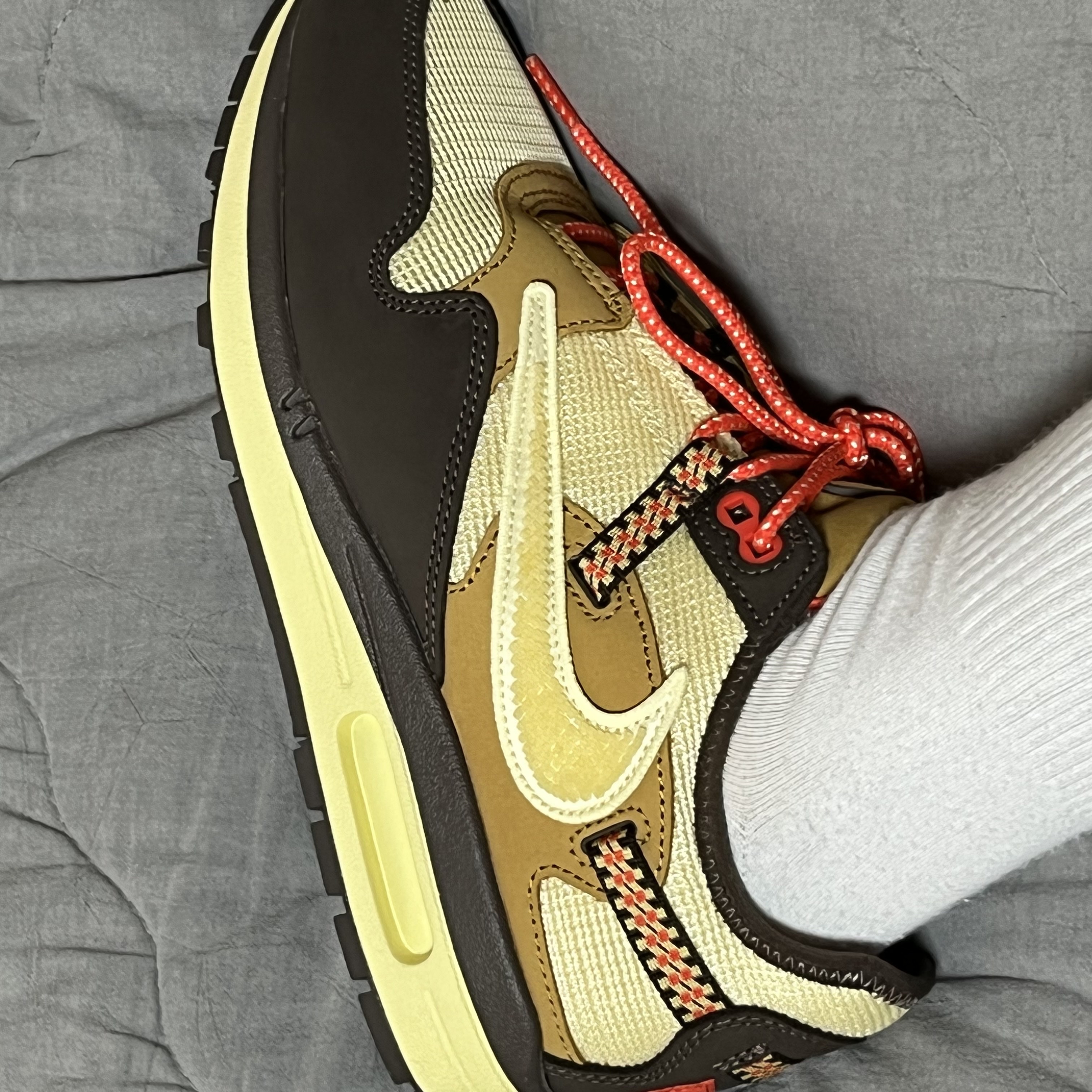 Nike x Travis Scott Air Max 1 Cact.us Brown 착용 스타일 - 1