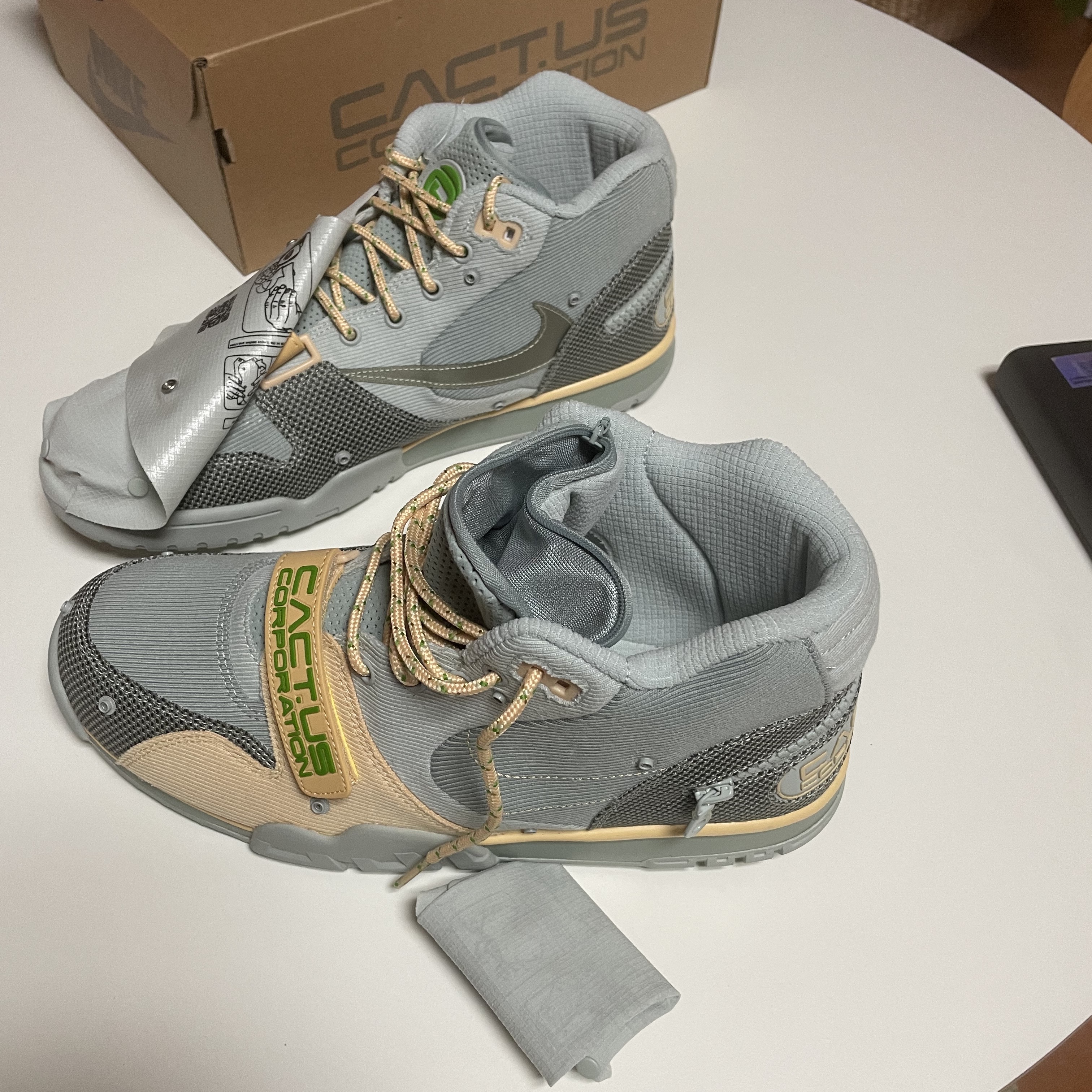 Nike x Travis Scott Nike Air Trainer 1 Grey Haze and Dusty Sage 착용 스타일 - 3