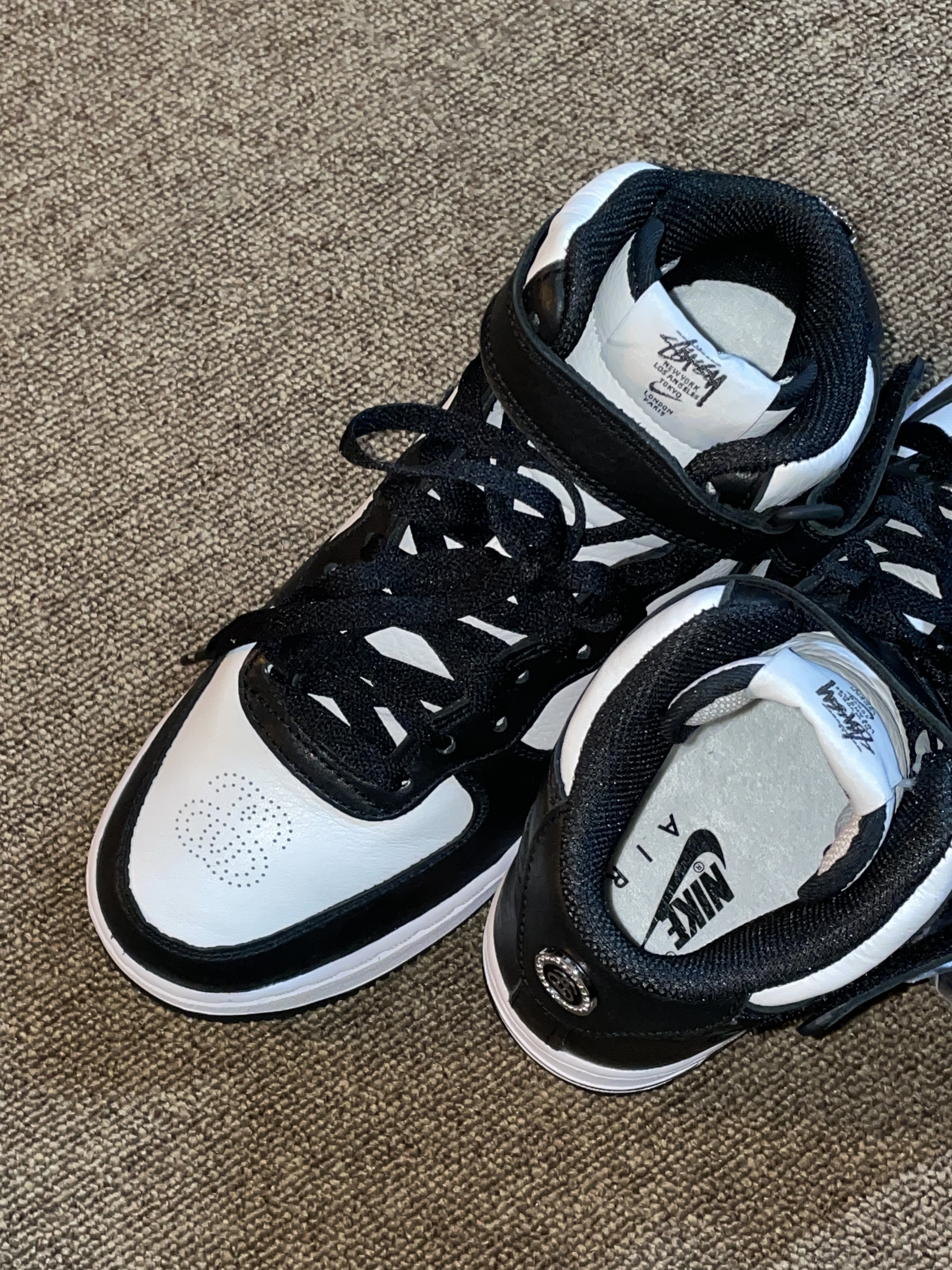 Nike x Stussy Air Force 1 '07 Mid SP Black and Light Bone 착용 스타일