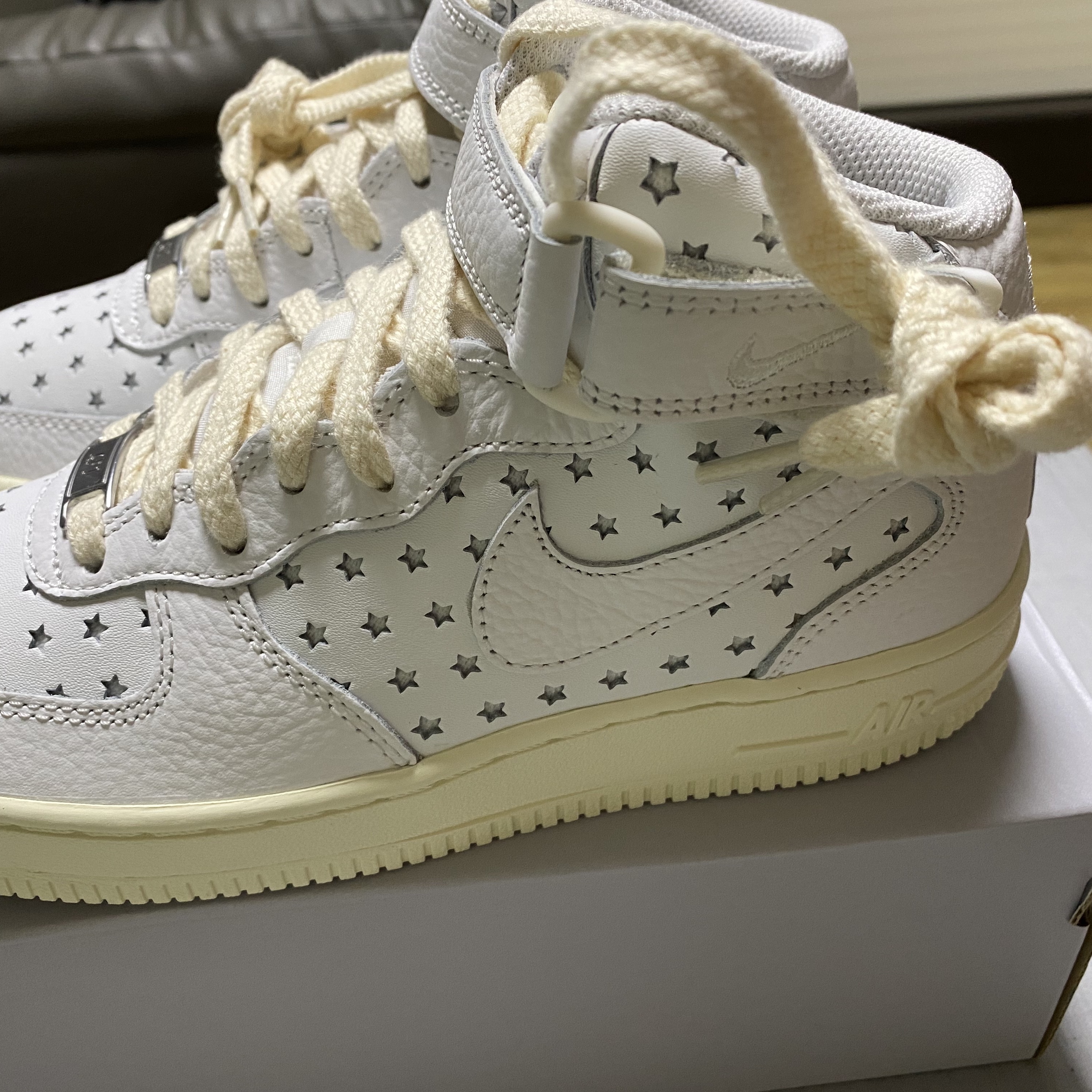 (W) Nike Air Force 1 Mid Summit White and Coconut Milk 착용 스타일 - 4