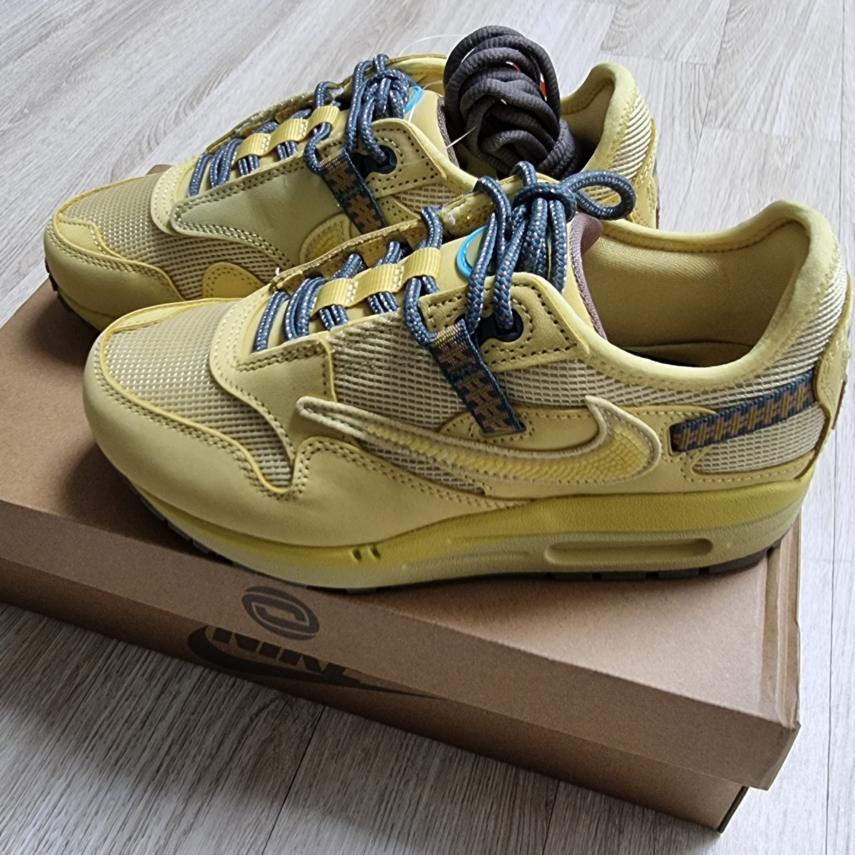 Nike x Travis Scott Air Max 1 Cact.us Gold 착용 스타일
