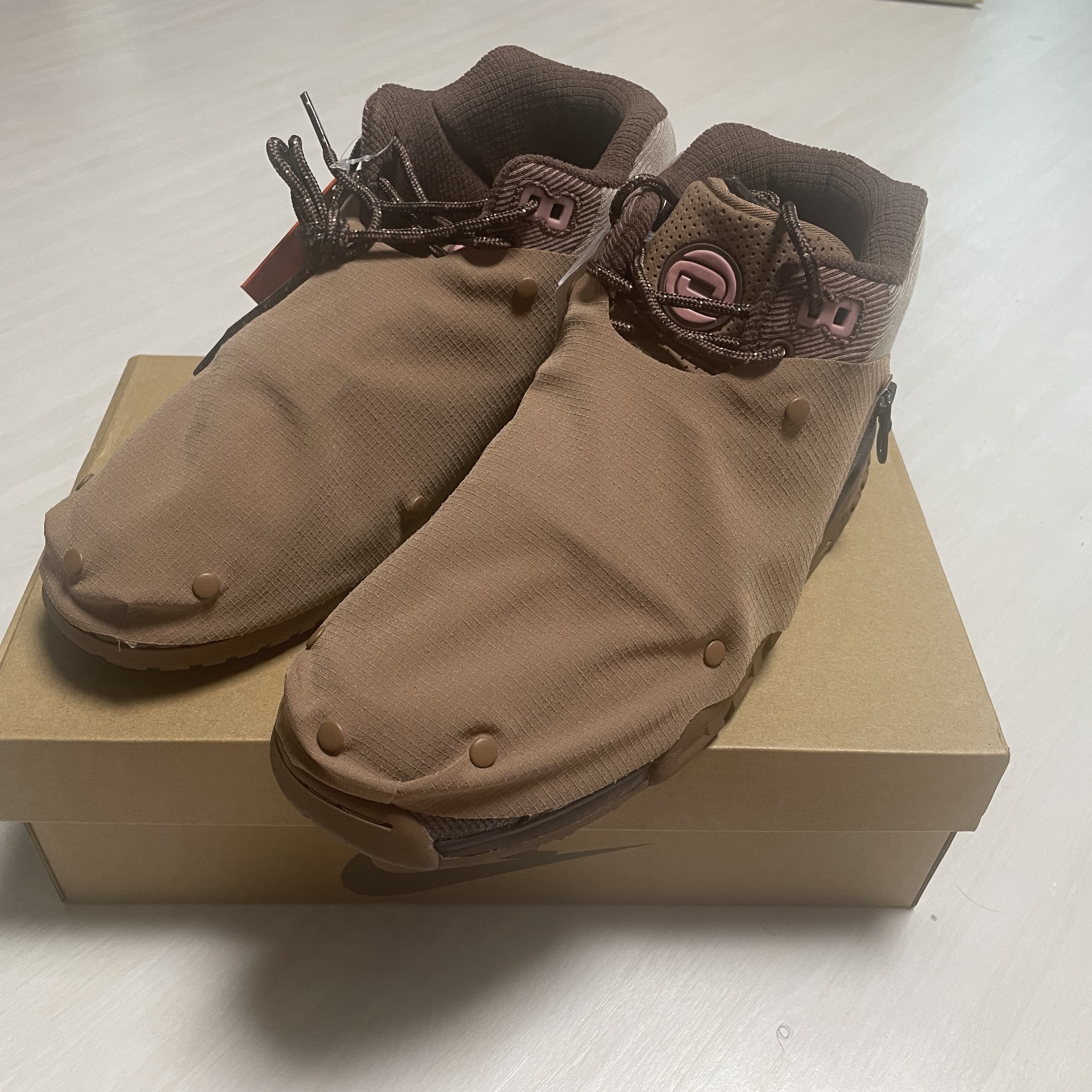 Nike x Travis Scott Air Trainer 1 Archaeo Brown and Rust Pink 착용 스타일 - 1