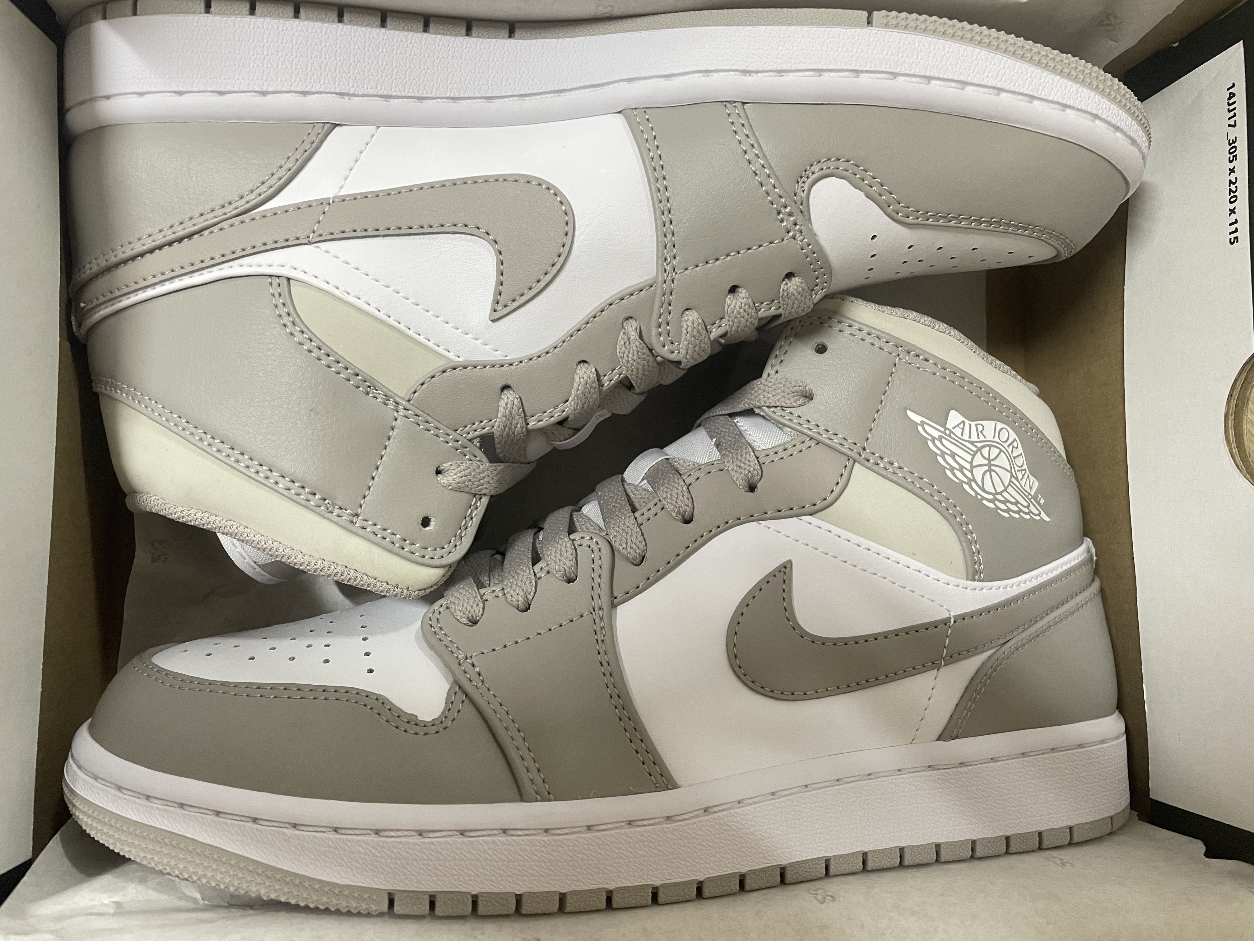 Jordan 1 Mid College Grey 착용 스타일
