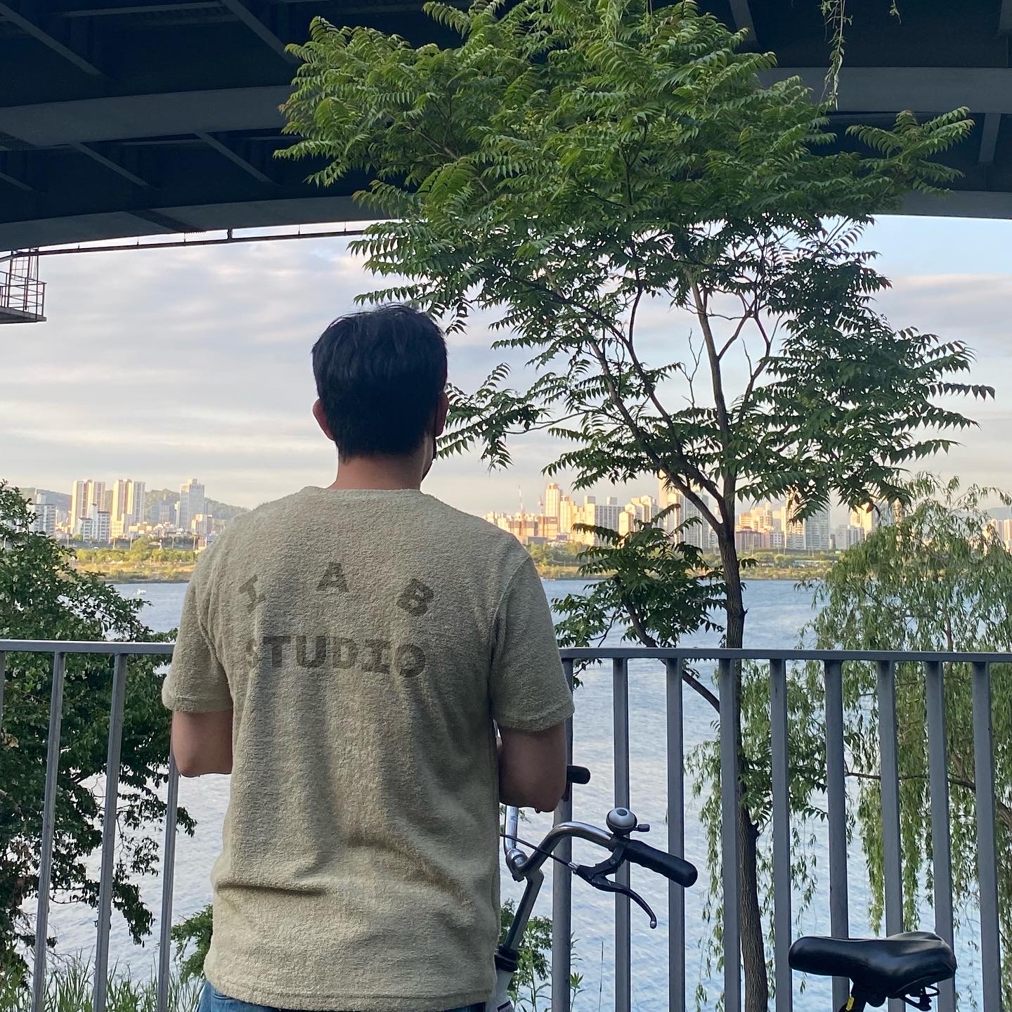 IAB Studio Towel T-Shirt Light Green, Adidas Yeezy Foam RNNR Stone Sage 착용 스타일 - 3