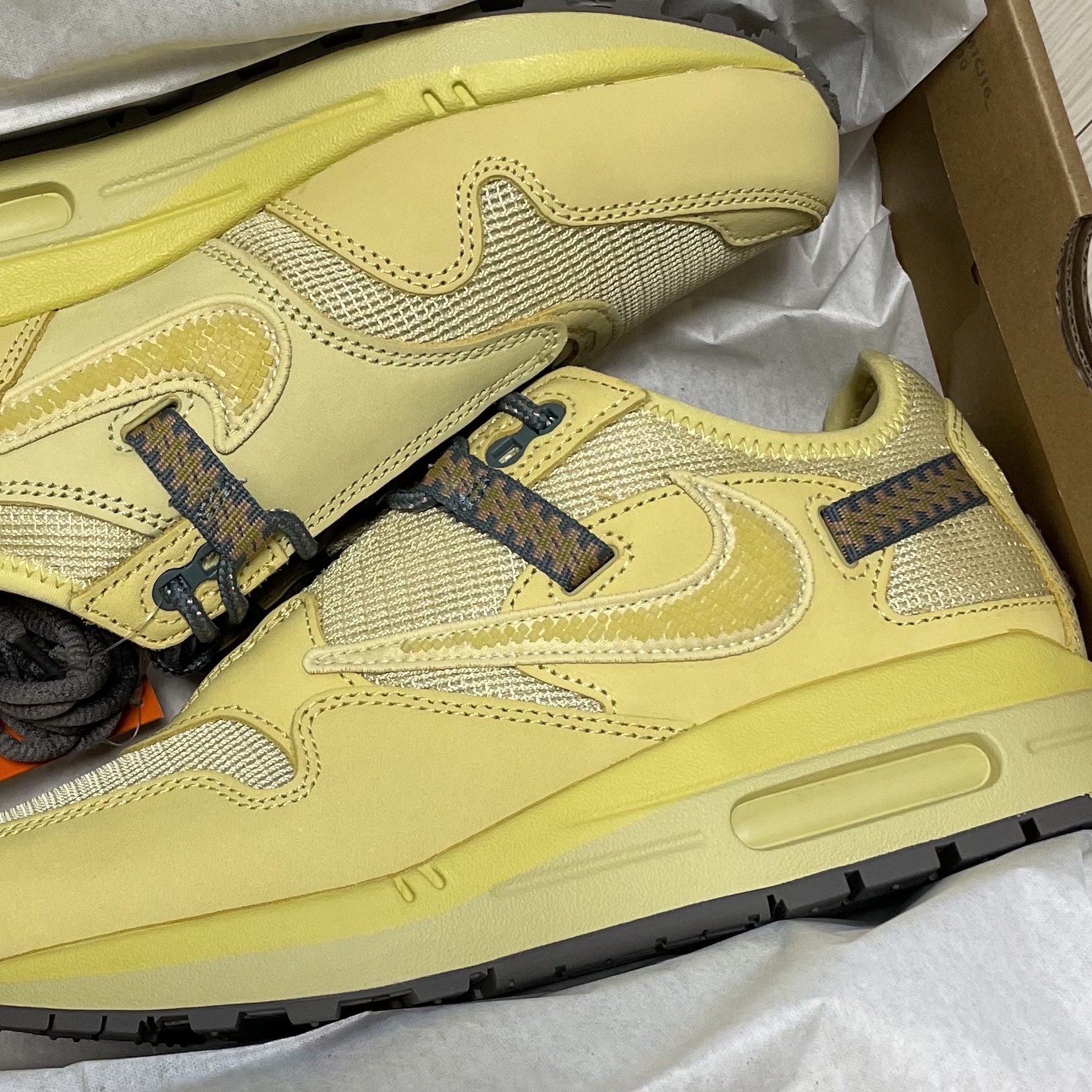 Nike x Travis Scott Air Max 1 Cact.us Gold 착용 스타일