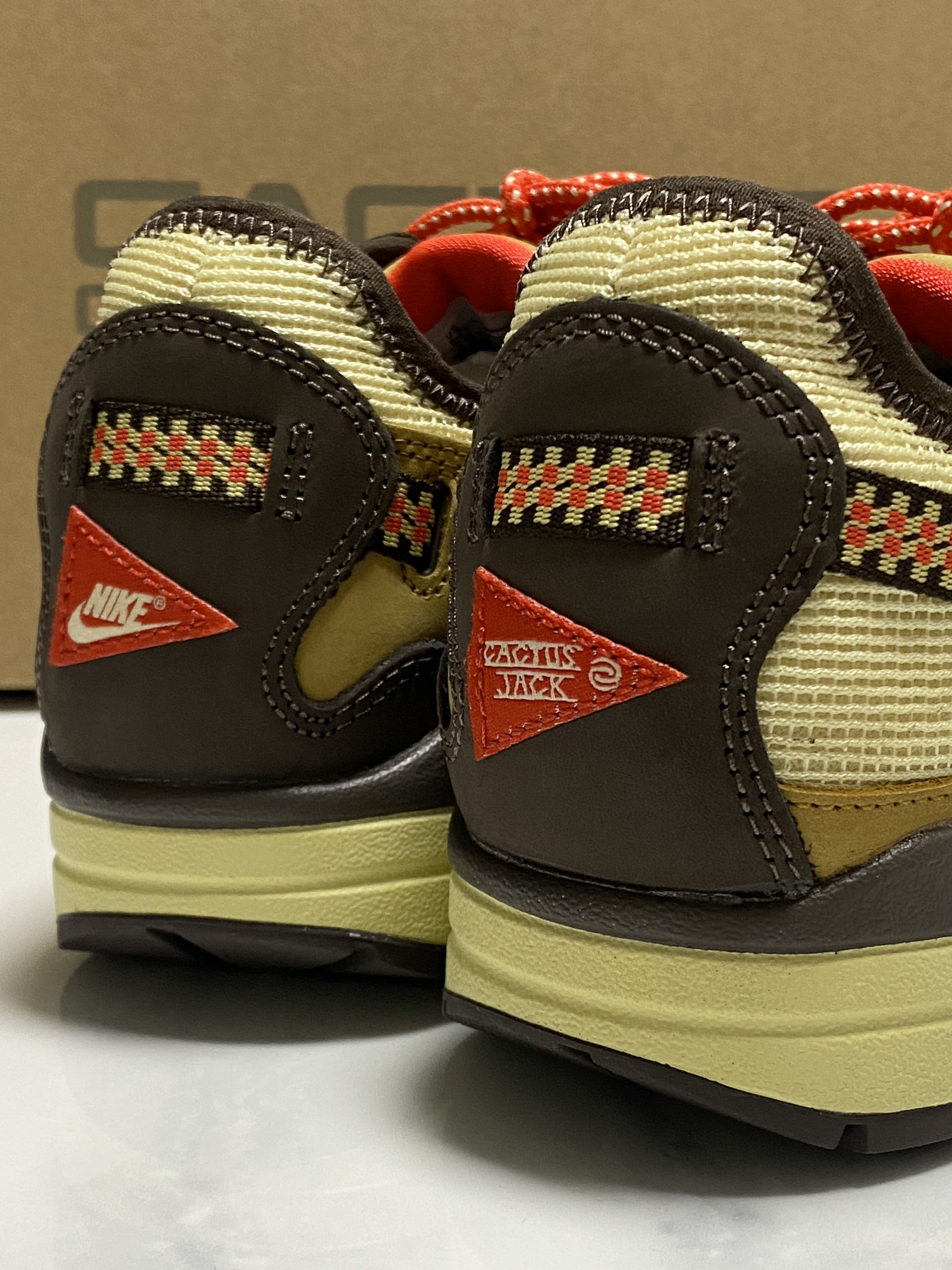 Nike x Travis Scott Air Max 1 Cact.us Brown 착용 스타일 - 2