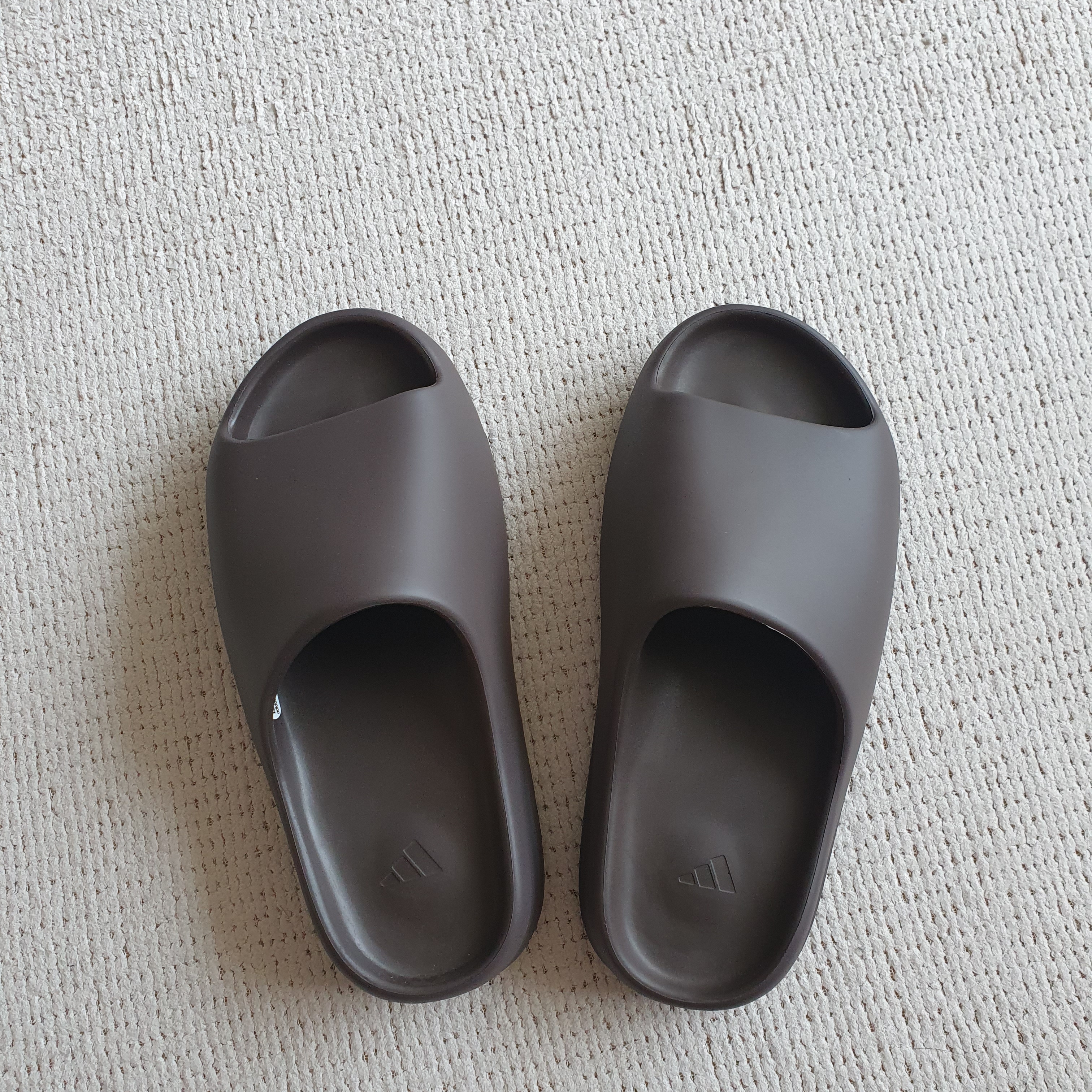 Adidas Yeezy Slide Soot 2021 착용 스타일 - 2