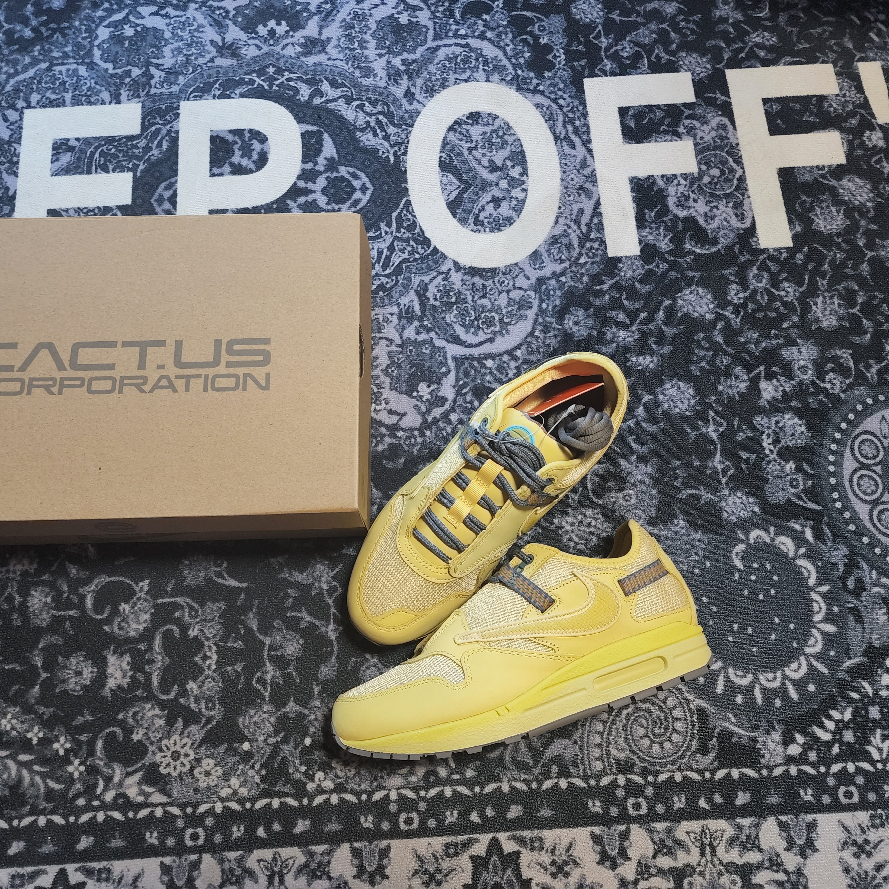 Nike x Travis Scott Air Max 1 Cact.us Gold 착용 스타일 - 1