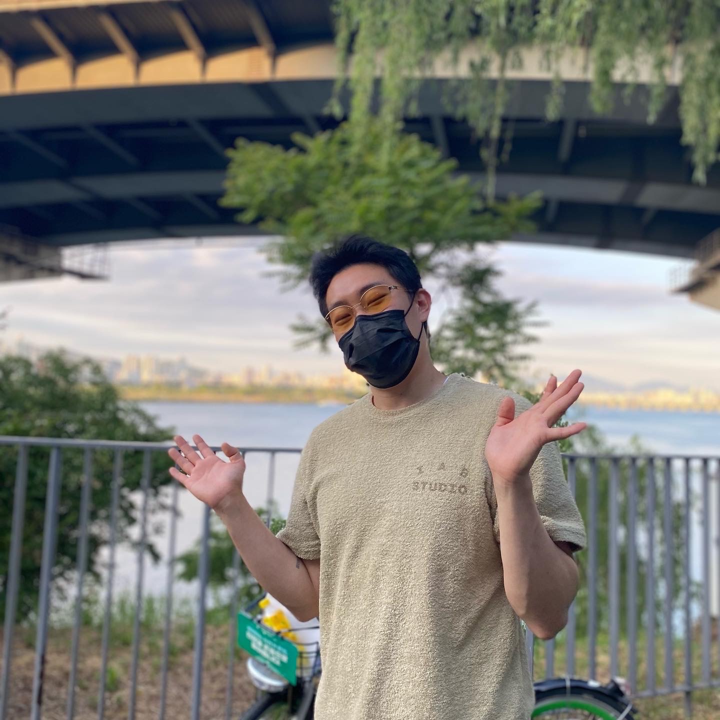 IAB Studio Towel T-Shirt Light Green, Adidas Yeezy Foam RNNR Stone Sage 착용 스타일 - 2