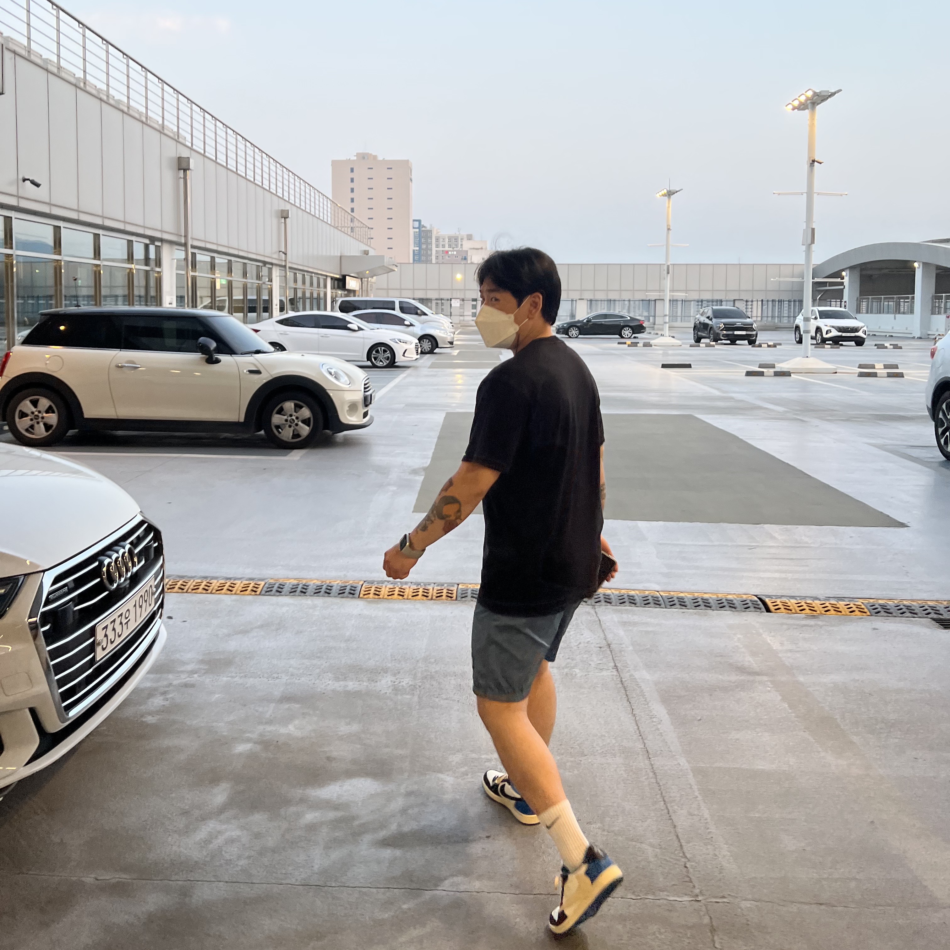 Jordan 1 x Travis Scott x Fragment Retro Low OG SP Military Blue, Stone Island 24113 T-Shirt Black - 22SS 착용 스타일