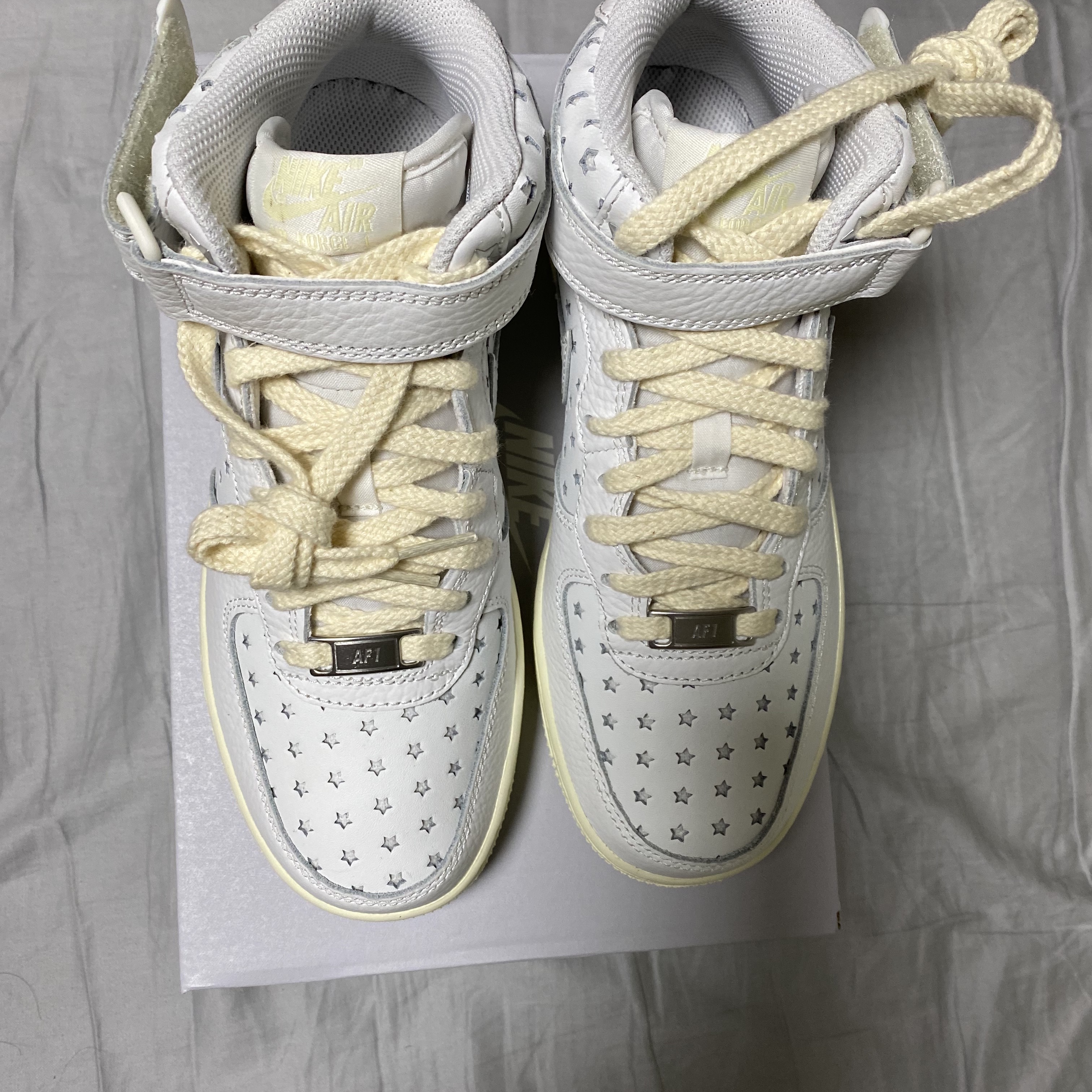 (W) Nike Air Force 1 Mid Summit White and Coconut Milk 착용 스타일 - 1