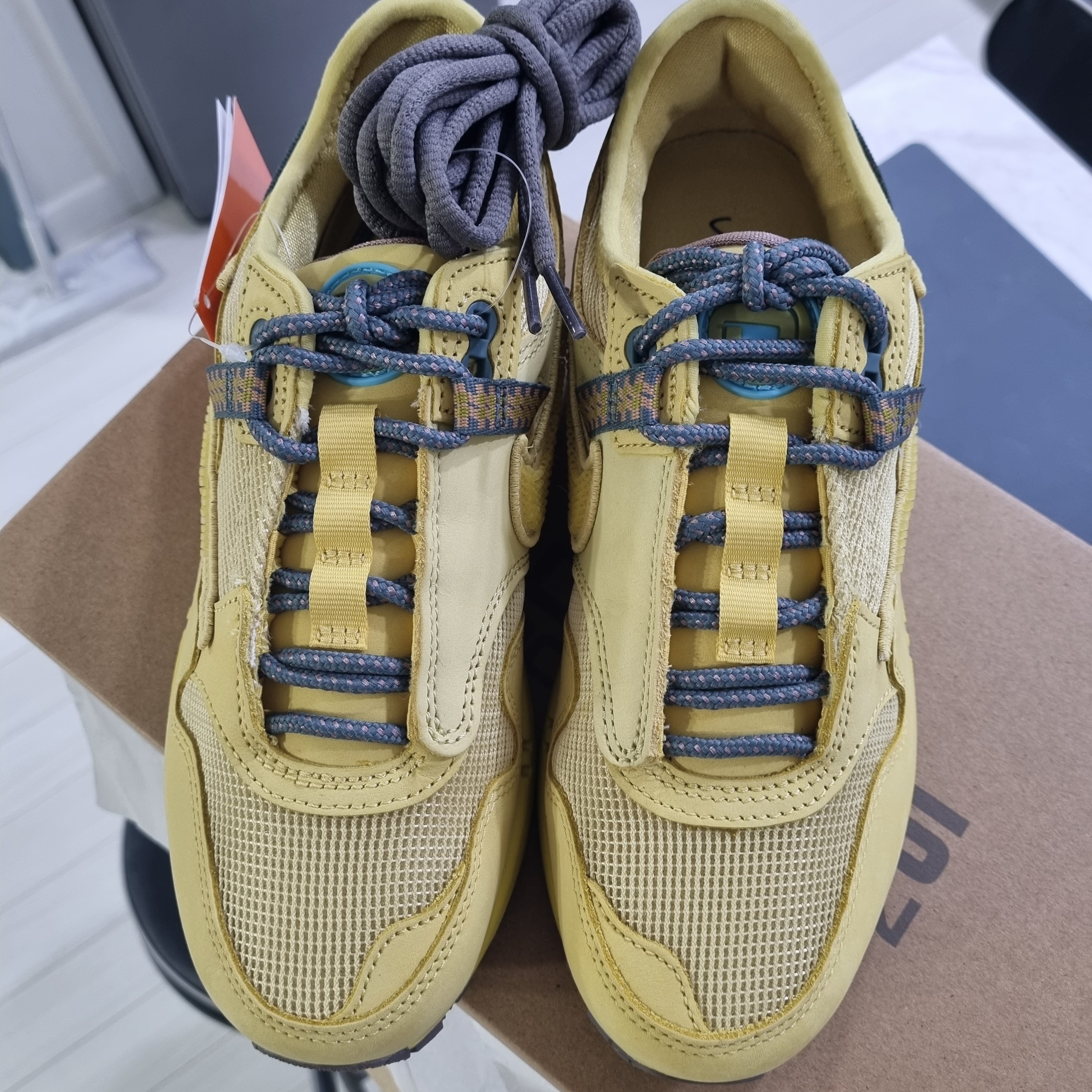 Nike x Travis Scott Air Max 1 Cact.us Gold 착용 스타일